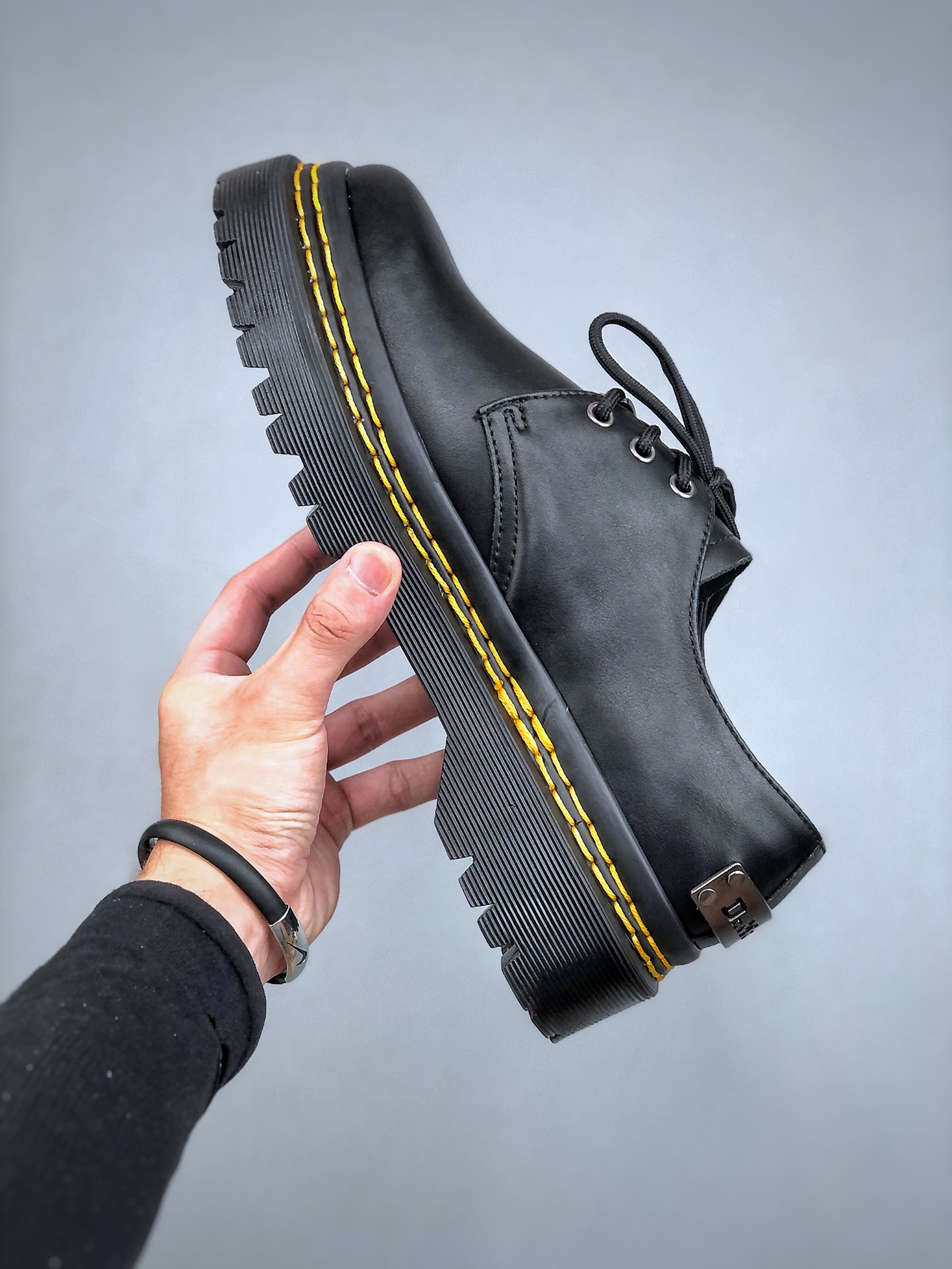 240 Dr. Martens Penton Bex Double Stitch 彭顿系列经典厚底英伦皮革复古风厚底马丁乐福鞋“皮革黑黄铁牌”27882001