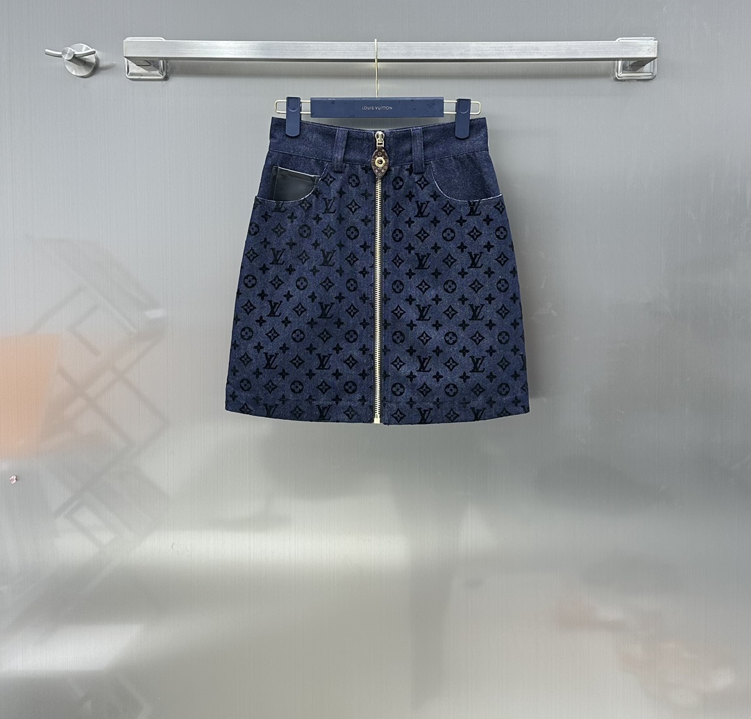 NO:696778,Louis Vuitto* new product is on the shelves printed flocked denim skirt. It follows the active flocking printing process. The pattern is bright and bright. Flocked lettering technology. The glossy texture is not easy to fall off and get dust. The jacquard echoes the letters, making the ready-made clothes more three-dimensional and stylish. Classic presbyopia pattern with layered shades. The quality of the cotton material is consistent with the original version, which makes the quality of the clothes even higher. The hip-hugging skirt is designed and tailored to be slim and versatile. It is decorated with zippers and small leather tags. The details are well done.  Development of fashionable and western-style upper body series. Best in this issue. High version, Louis Vuitton, skirts,19860909Louis Vuitto*新品上架印花植绒牛仔半裙 沿用活性植绒印花工艺 图案鲜艳亮丽 植绒字母工艺 光泽质感不易脱落沾灰 字母提花呼应 让成衣更加立体有型 经典的老花图案 有层次的深浅搭配 品相全棉材质 跟足原版 让衣服品质更加上乘 包臀半裙设计剪裁 显瘦百搭 饰以拉链小皮牌点缀装饰 细节做工都很到位 上身时髦洋气系列开发 本期最佳 高版本,,louis vuitton,skirts,,Women's clothing