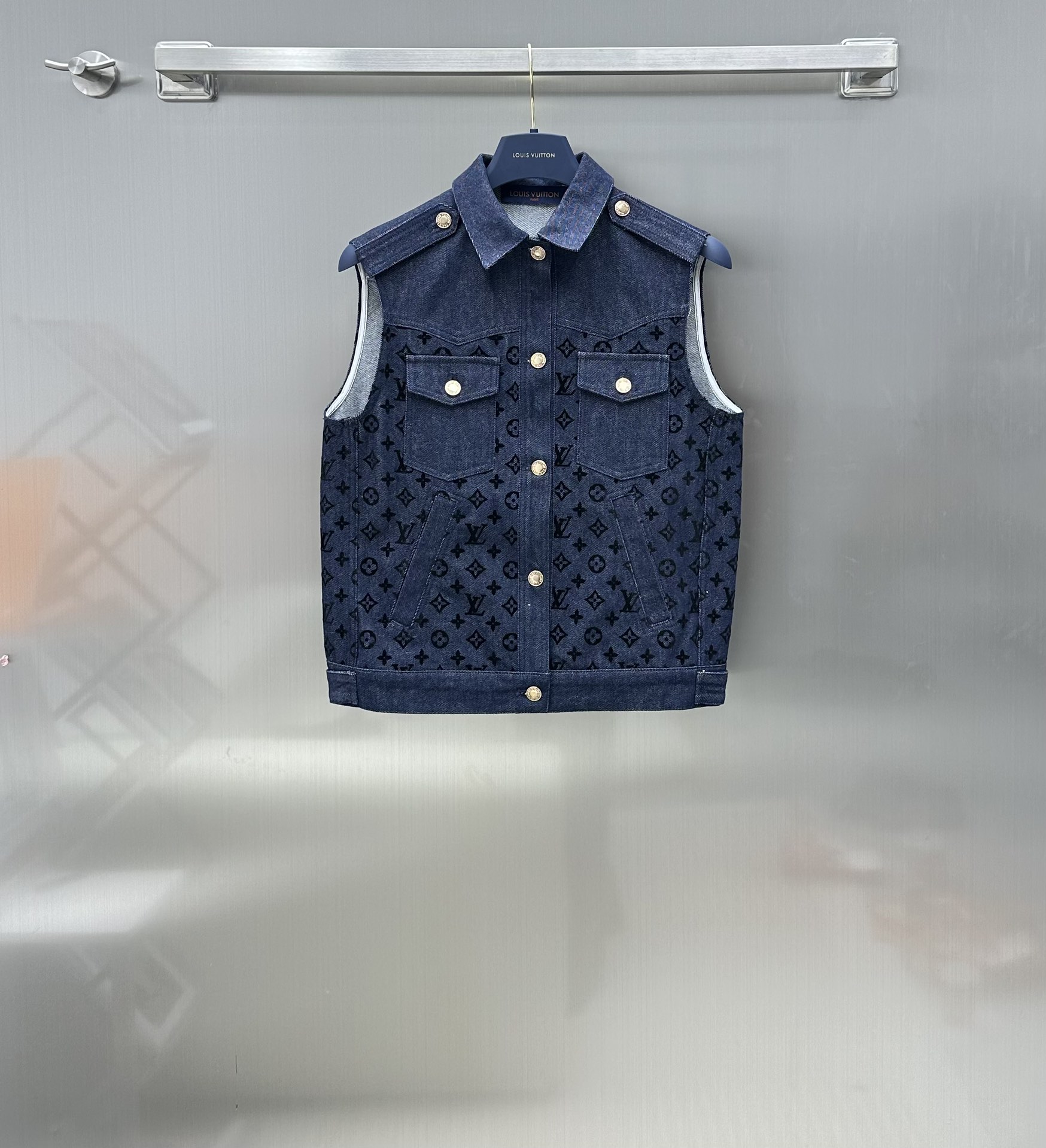 NO:696773,Louis Vuitto* new product is on the shelves printed flocked denim vest. It follows the active flocking printing process. The pattern is bright and bright. Flocked letter technology. The glossy texture is not easy to fall off and stain with dust. The jacquard echoes the letters, making the garment more three-dimensional and stylish. The classic presbyopic pattern has a layered combination of shades. The quality of the cotton material is consistent with the original version, which makes the quality of the clothes even higher. The vest is cut, layered and fashionable, decorated with YB hardware. The details are in place.  Development of fashionable and western-style upper body series. Best in this issue. High version 2 colors, Louis Vuitton,19860909Louis Vuitto*新品上架印花植绒牛仔马甲 沿用活性植绒印花工艺 图案鲜艳亮丽 植绒字母工艺 光泽质感不易脱落沾灰 字母提花呼应 让成衣更加立体有型 经典的老花图案 有层次的深浅搭配 品相全棉材质 跟足原版 让衣服品质更加上乘 马甲剪裁 叠穿洋气时髦饰以YB五金点缀装饰 细节做工都很到位 上身时髦洋气系列开发 本期最佳 高版本2色,,louis vuitton,,Women's clothing