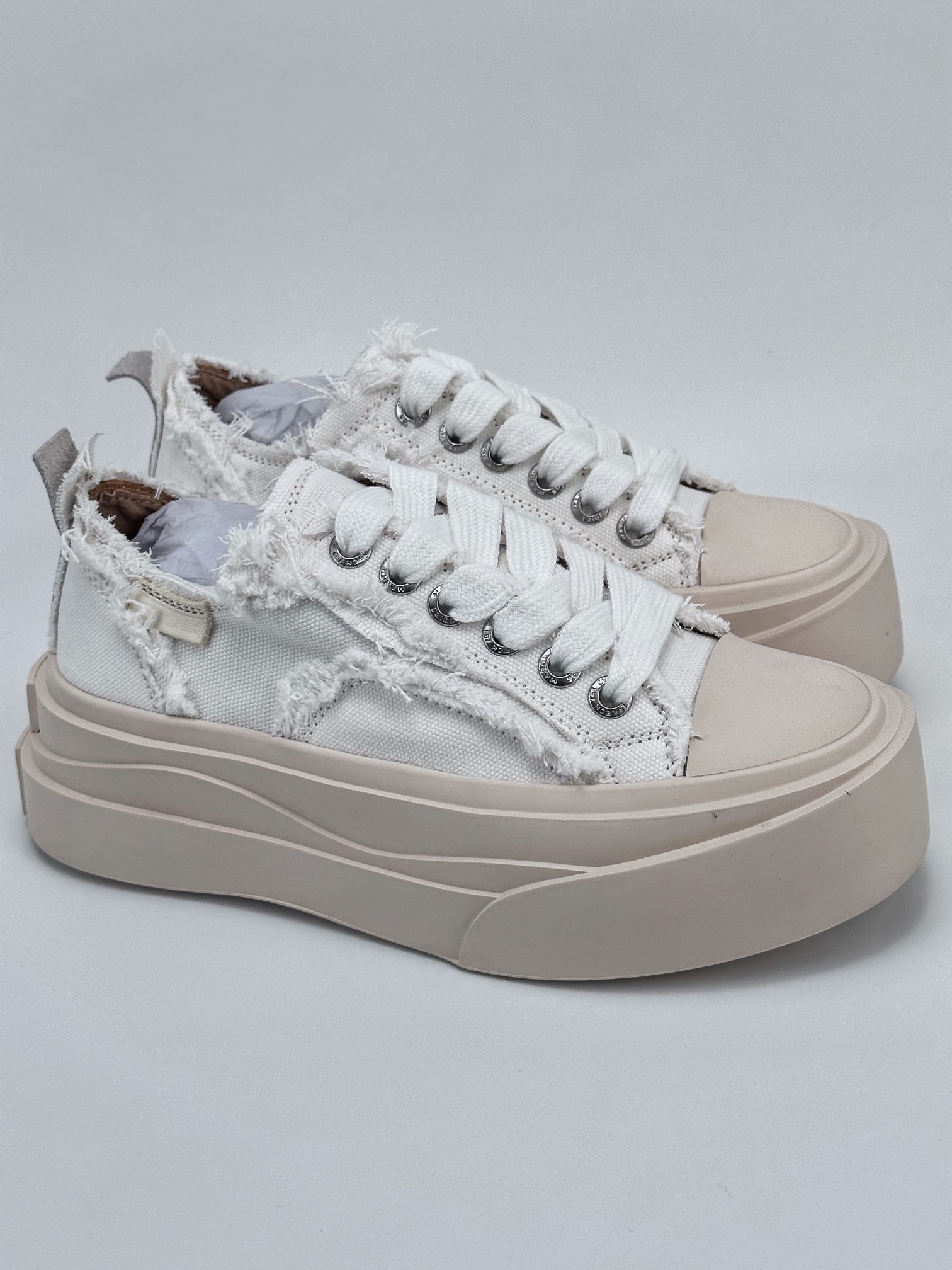 Exclusive photos of Marché Studios low-top platform height-enhancing sneakers