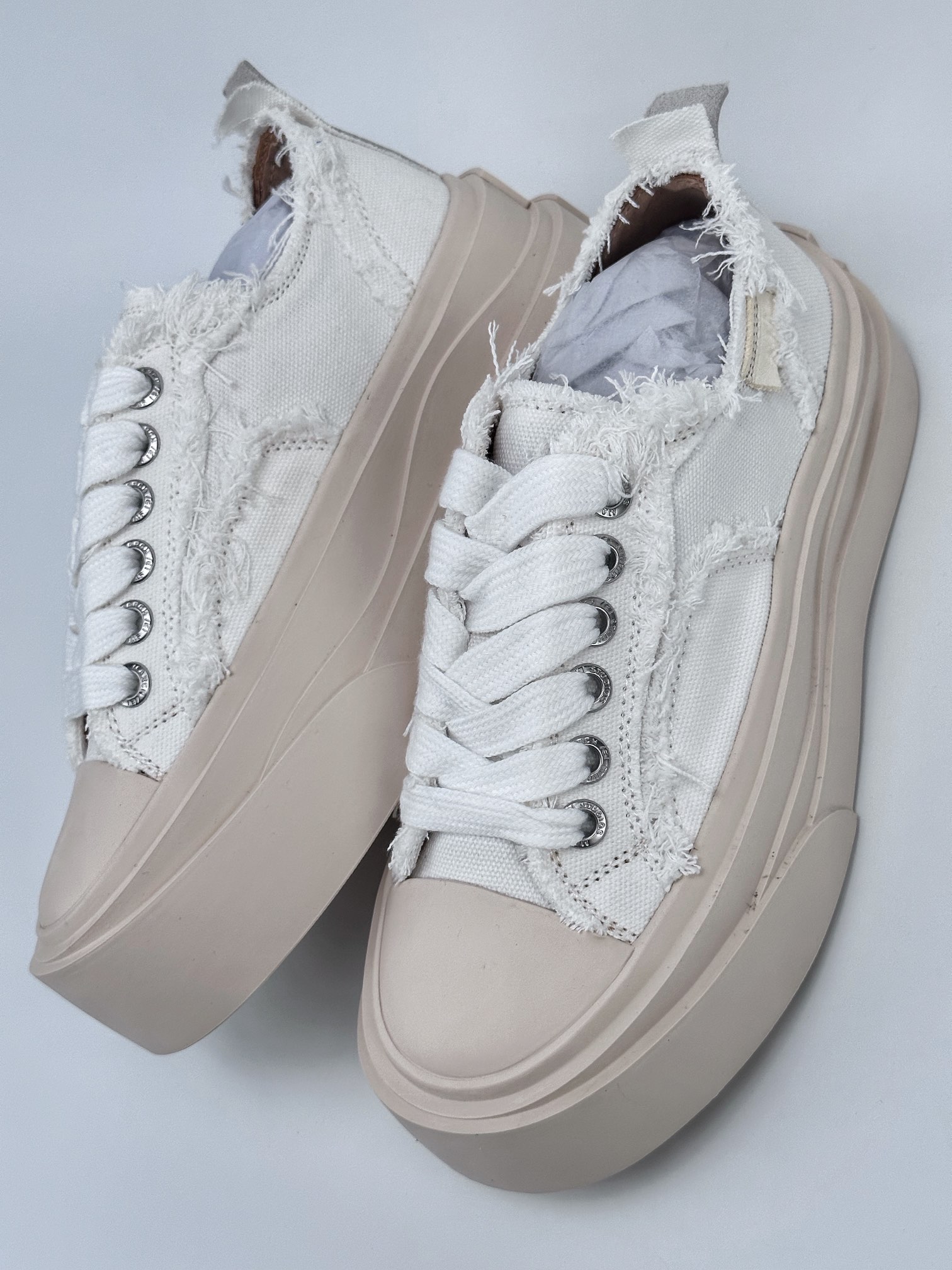 Exclusive photos of Marché Studios low-top platform height-enhancing sneakers