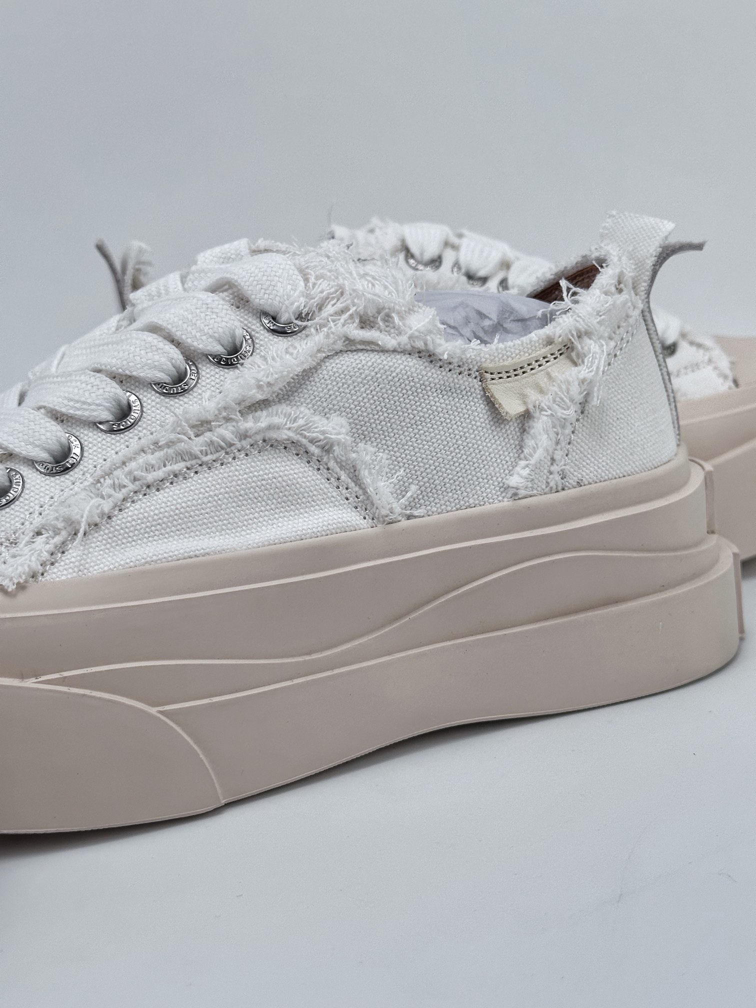 Exclusive photos of Marché Studios low-top platform height-enhancing sneakers