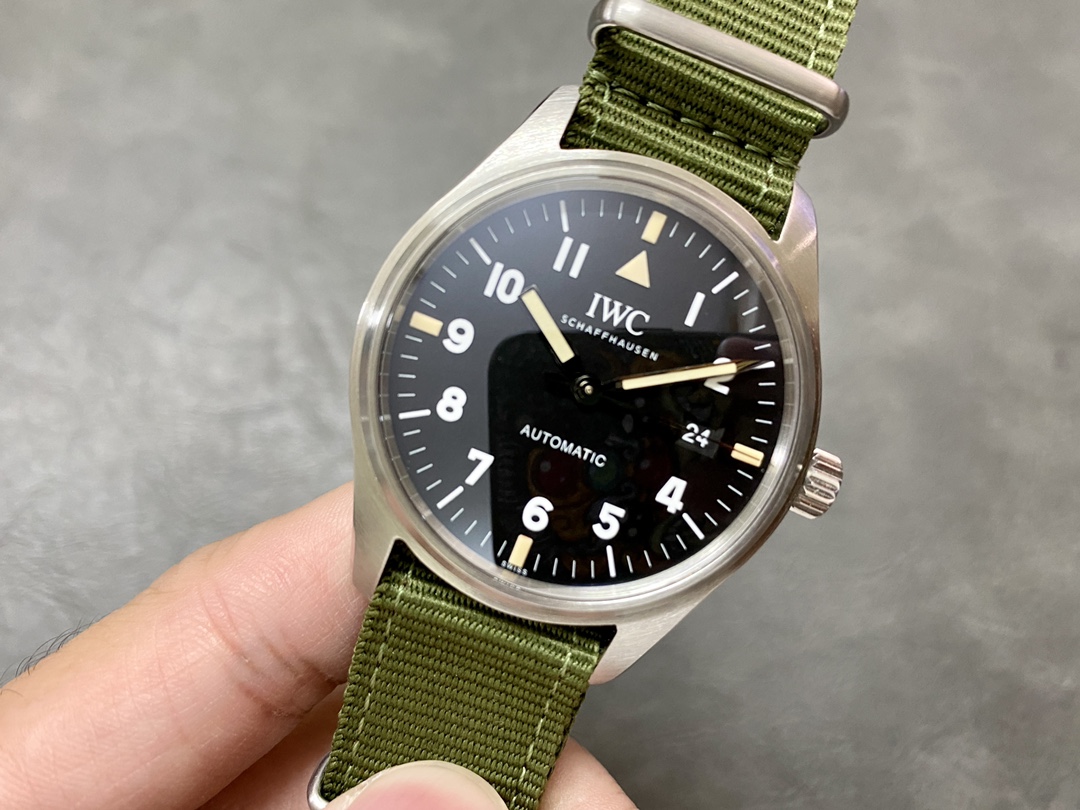 IWC M+万国马克十八飞行员腕錶“致敬馬克十一”特別版IW327007