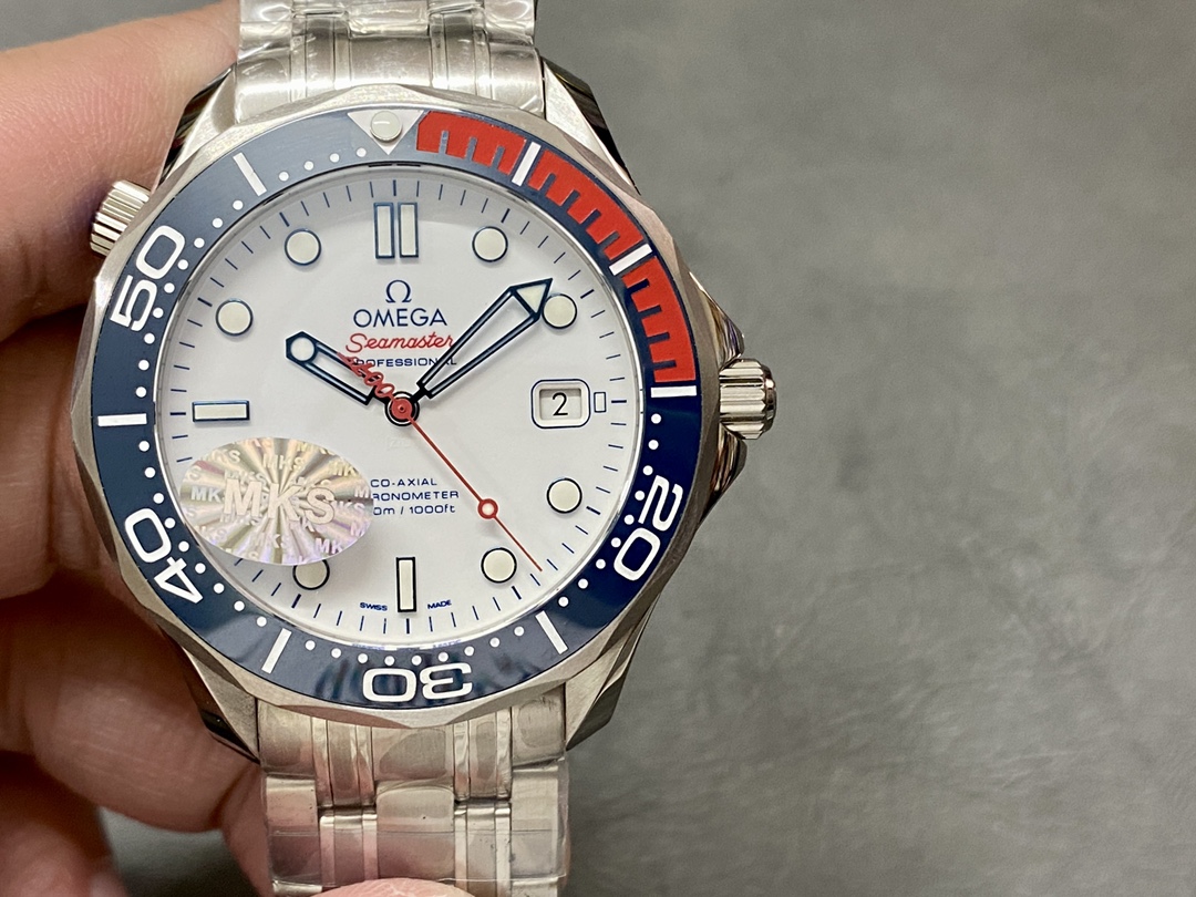 NO:392129,MKS [Haima 'Commander' Limited Edition] Omega's new seahorse rice 42mm, MKS purchased the original 1-1 mold to create top quality [1] The new seahorse rice was upgraded to a consistent full ceramic dial with the genuine product [2] The new seahorse rice was upgraded to a consistent perspective bottom with the genuine product [3] Upgraded scales and characters on the ceramic circle, using the 'white enamel' process to not turn yellow easily  Keep the pure white and shiny font brighter for a long time. The red part of the ring lips is natural silicone, the authentic method is consistent, the inlay process is flat, smooth and delicate. [4] The upgraded case is 42mm, the 11-point exhaust valve is changed to a cone, and the bottom line of the new rice case is not that big. [5] The upgraded strap head is bent and more close to the hand, the buckle is adjustable, the custom version of the 8800 movement is the same as the original version, and the calendar is fast jump function. Any purchase of the new seahorse gives the original 'NATO' NATO military strap to make the wrist different colors bloom. The seahorse series 007 must be recognized as MKS factory, omega19860909MKS【海马“指挥官”限量版】欧米茄全新海马米42mm ,MKS购入原版1-1开模打造顶级品质【1】全新海马米升级为与正品一致全陶瓷表盘【2】全新海马米升级为与正品一致透视底【3】升级陶瓷圈上的刻度和字 采用“白珐琅”工艺不易变黄 长久保持纯白有光泽字体更亮.圈口红色部分为天然硅胶,正品做法一致,镶嵌工艺,平整光滑细腻.【4】升级表壳为42mm,11点位排气阀门改为圆锥形,新款米表壳底线光边没那么大.【5】升级表带头粒可弯曲更加贴手,表扣可调节长度,定制版8800机芯与原版一样日历为快跳功能,凡购买新海马送原版同源“NATO”北约军用表带让腕间绽放不一样的色彩海马系列007必须认定MKS工厂,,omega,Watch