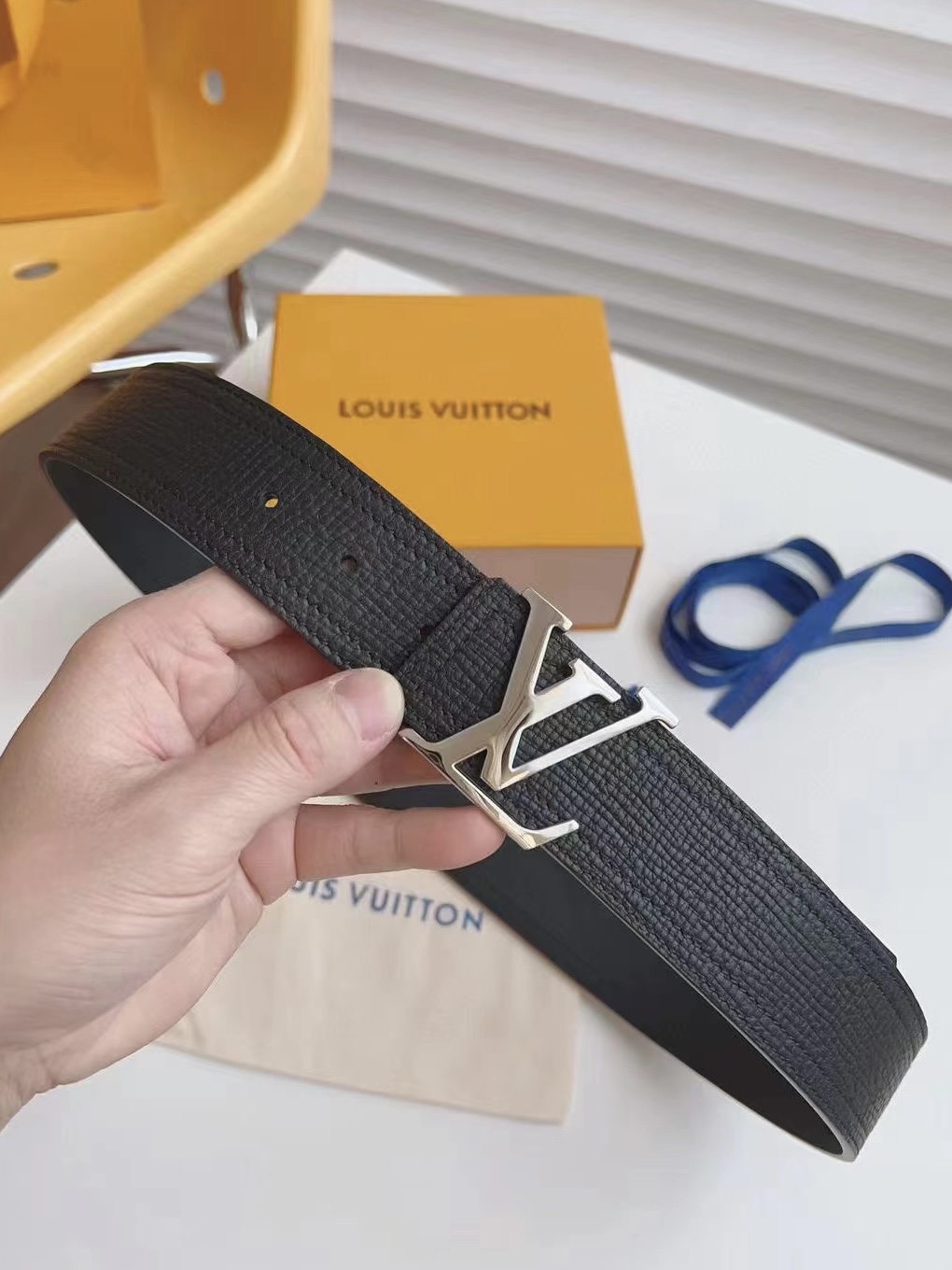 High-Quality Imported Leather Belts with Hand-Stamped Design and Fine Steel Buckle - 图片 4