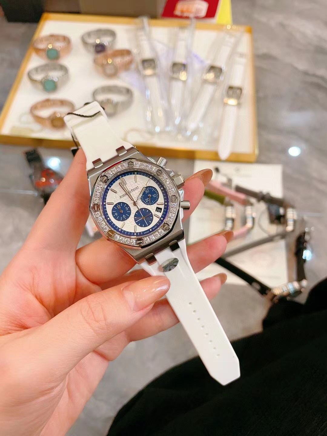 NO:157480,The popular Internet celebrity A Audemars Piguet Royal Oak Series, almost every beauty has one!  Stainless steel case with diamond octagonal diamond shell edge design Imported Japanese multi-kinetic quartz movement Stable with chronograph function Sapphire crystal mirror scratch-free glass Used with food-grade safety rubber strap skin-friendly and non-toxic versatile size 37mm Any women's hand shape can be worn, MF factory high-end version worth owning, audemars19860909网红爆款A爱彼皇家橡树系列 美女几乎人手一枚！精钢表壳镶钻八角钻石壳边设计 进口日本多动能石英机芯 稳定带计时功能 蓝宝石水晶镜面刮不花玻璃 采用食品级别安全橡胶表带亲肤无毒性 百搭尺寸37mm任何女士手型都可以佩戴,MF厂高版本值得拥有,,audemars,Watch