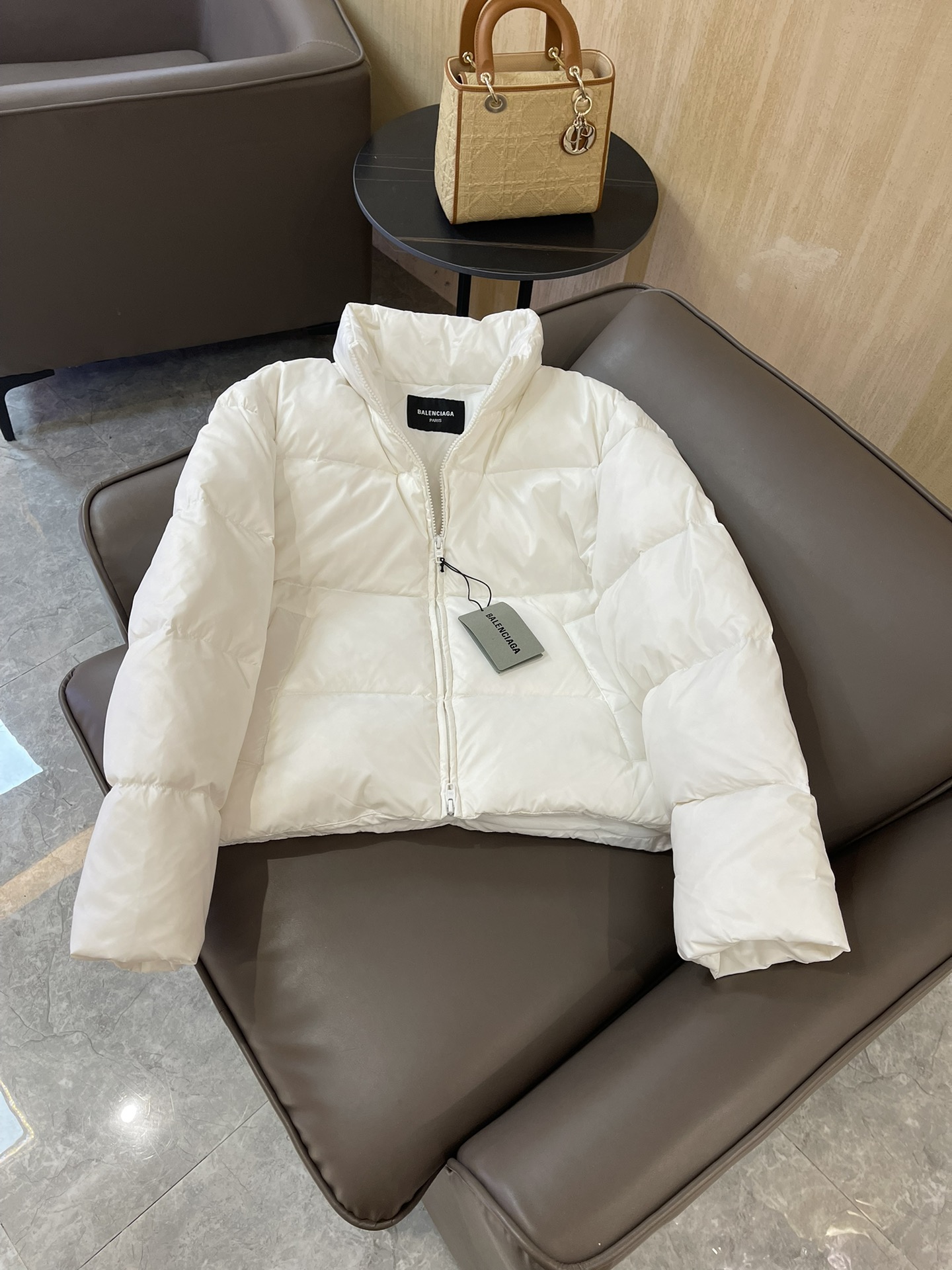 T9932#羽绒服特价‼️
Balenciaga 巴黎世家 男女同款 珠光色 长袖保暖羽绒服 90%羽绒