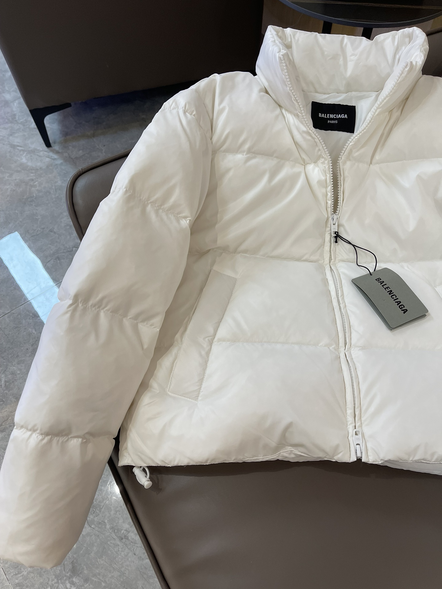 T9932#羽绒服特价‼️
Balenciaga 巴黎世家 男女同款 珠光色 长袖保暖羽绒服 90%羽绒