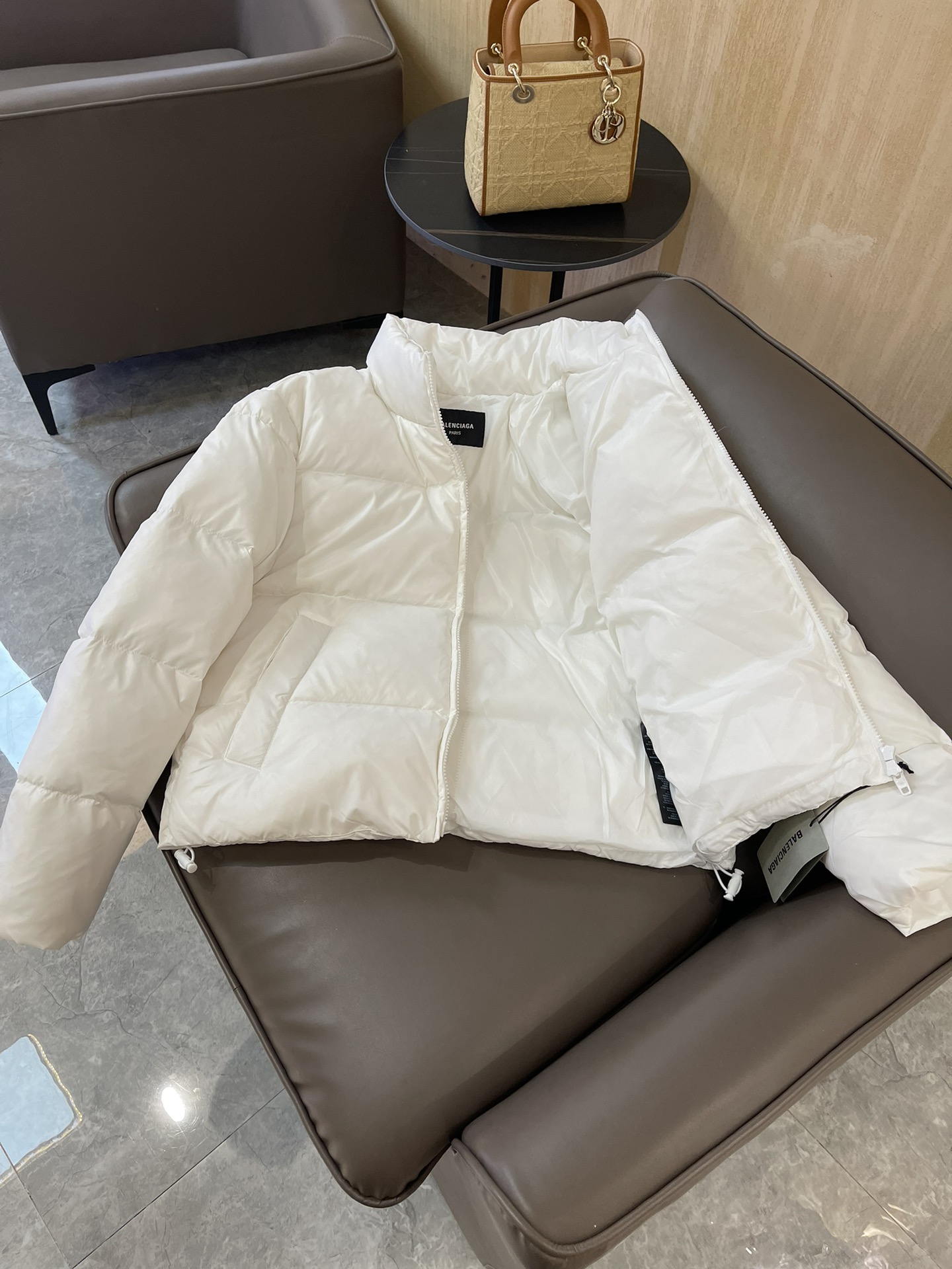 T9932#羽绒服特价‼️
Balenciaga 巴黎世家 男女同款 珠光色 长袖保暖羽绒服 90%羽绒
