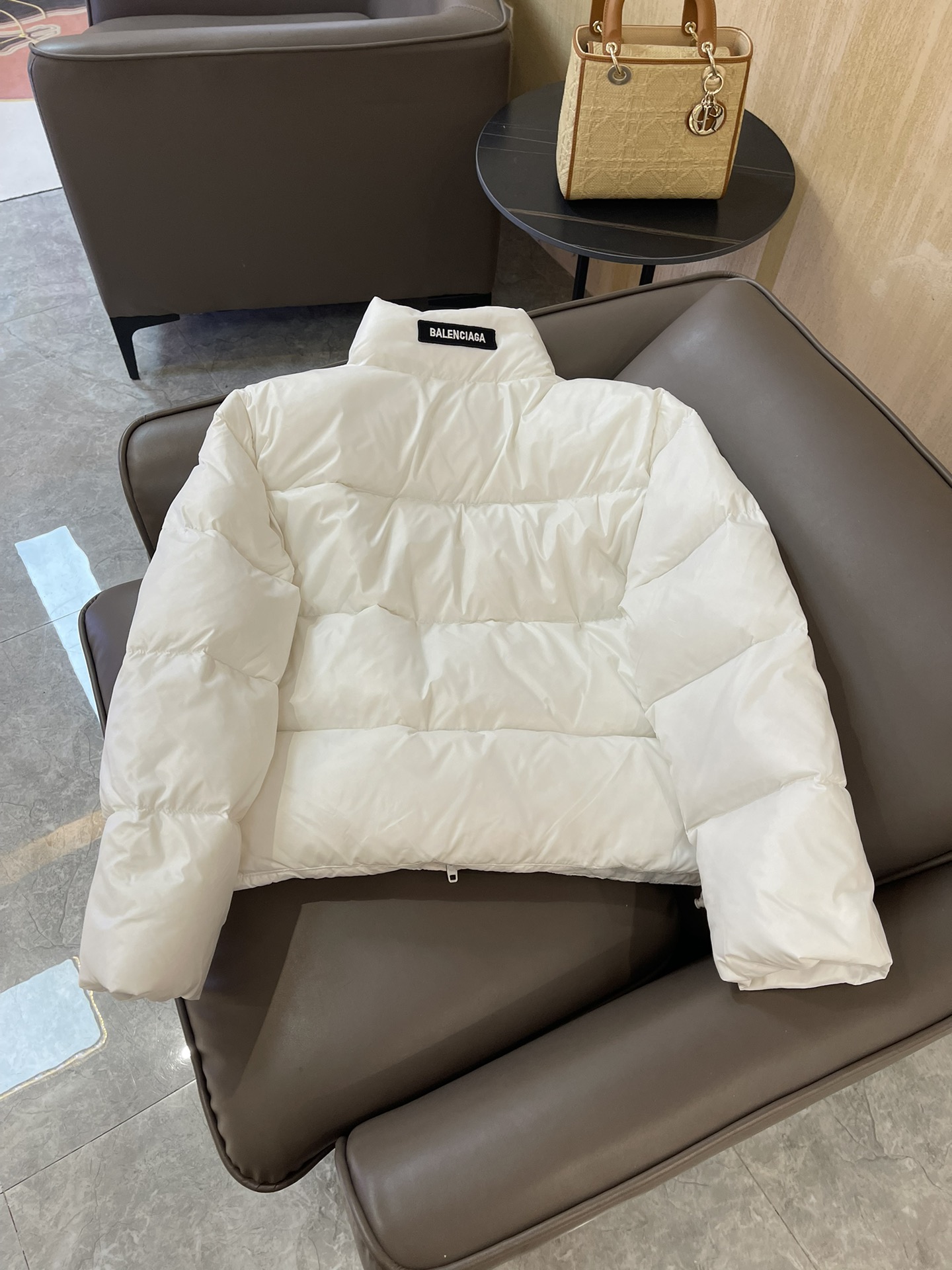 T9932#羽绒服特价‼️
Balenciaga 巴黎世家 男女同款 珠光色 长袖保暖羽绒服 90%羽绒