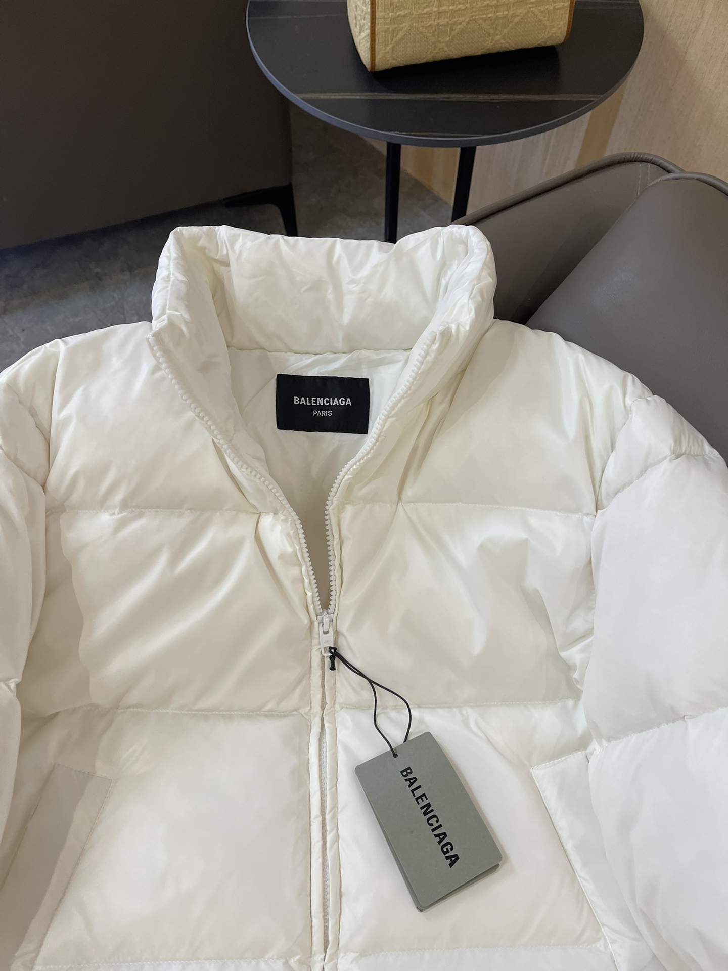 T9932#羽绒服特价‼️
Balenciaga 巴黎世家 男女同款 珠光色 长袖保暖羽绒服 90%羽绒