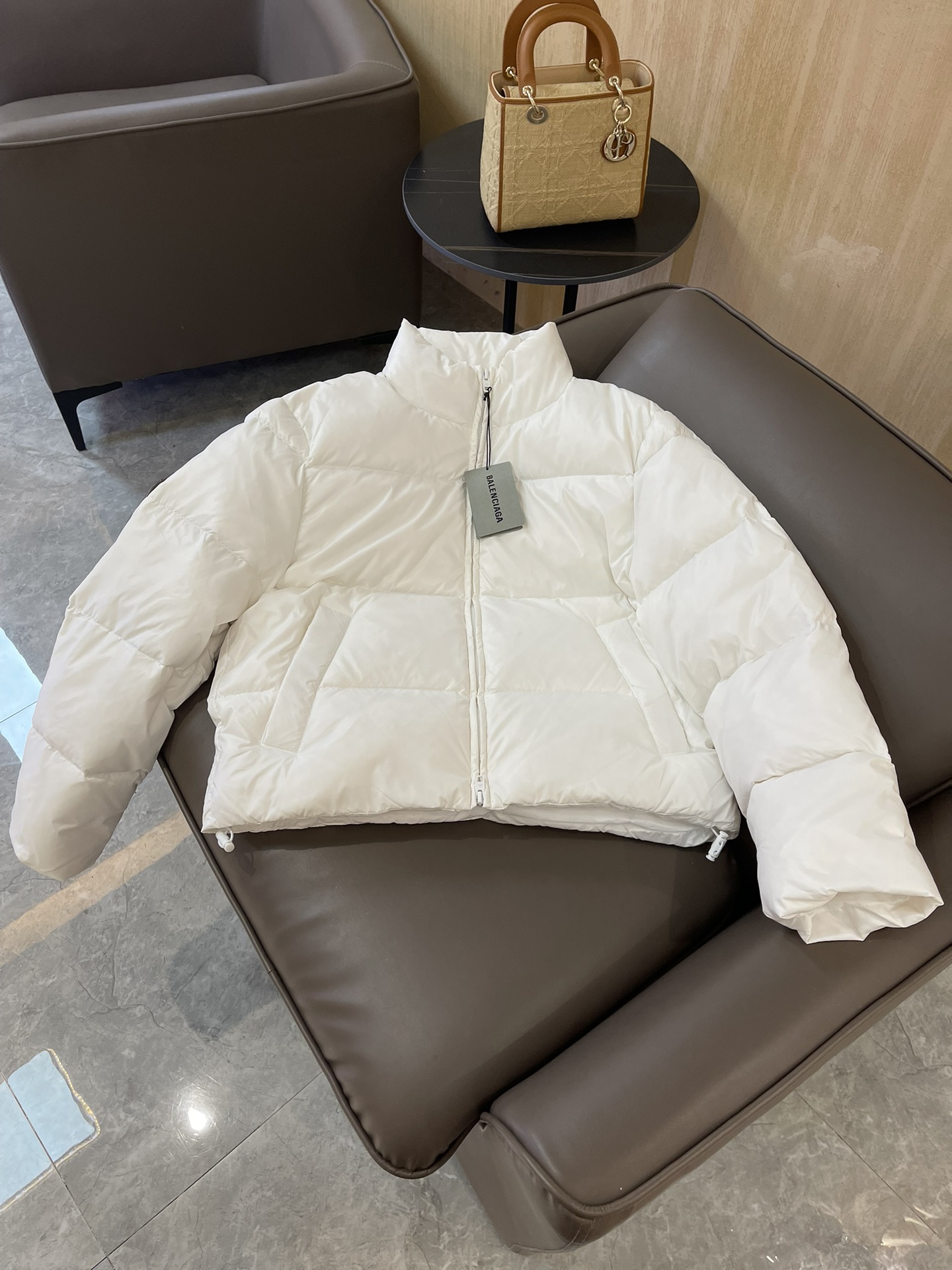 T9932#羽绒服特价‼️
Balenciaga 巴黎世家 男女同款 珠光色 长袖保暖羽绒服 90%羽绒