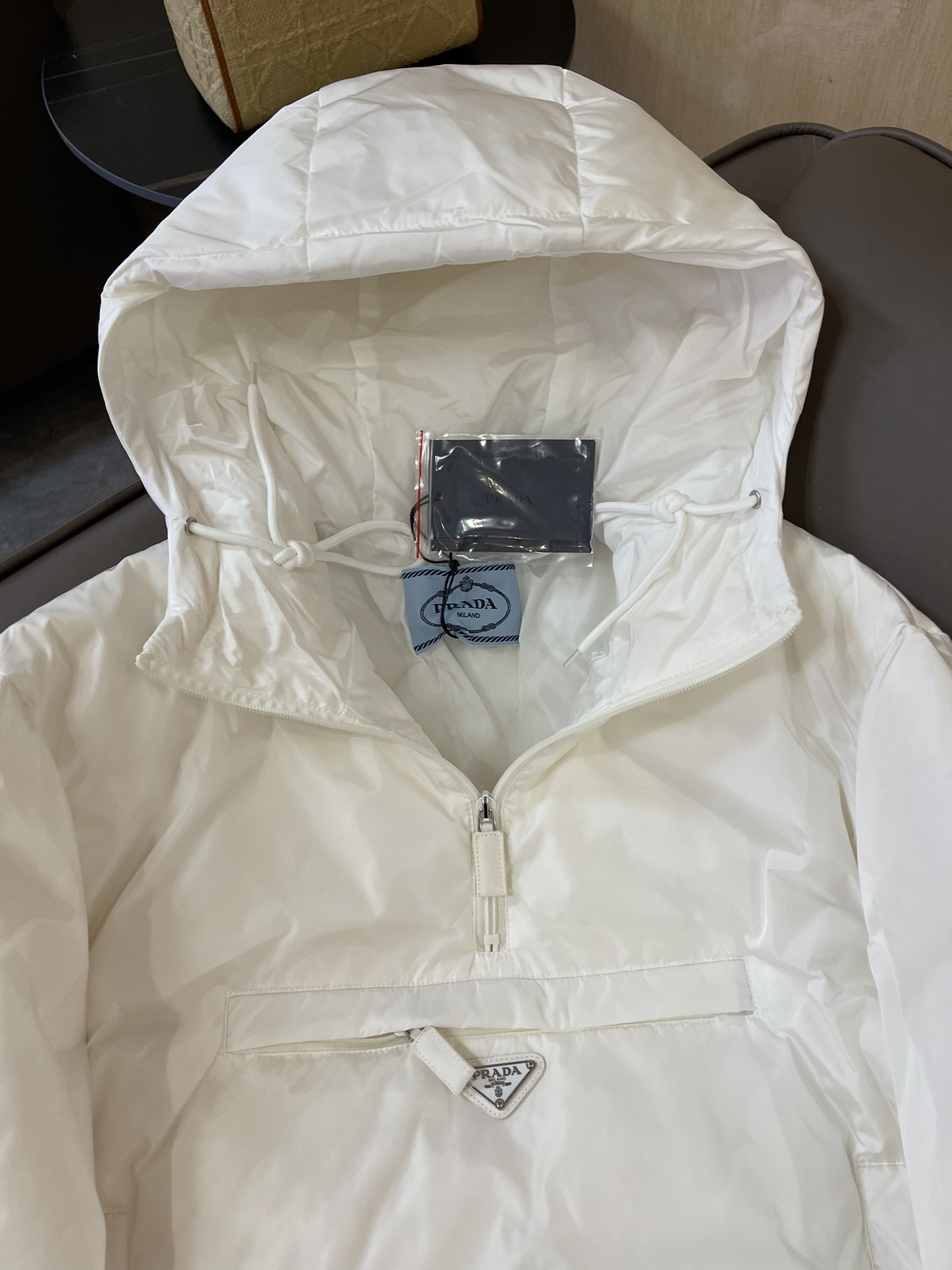 T9912#羽绒服特价‼️
Prada 三角标 套头款 90%白鹅绒 短款羽绒服 白色 SML