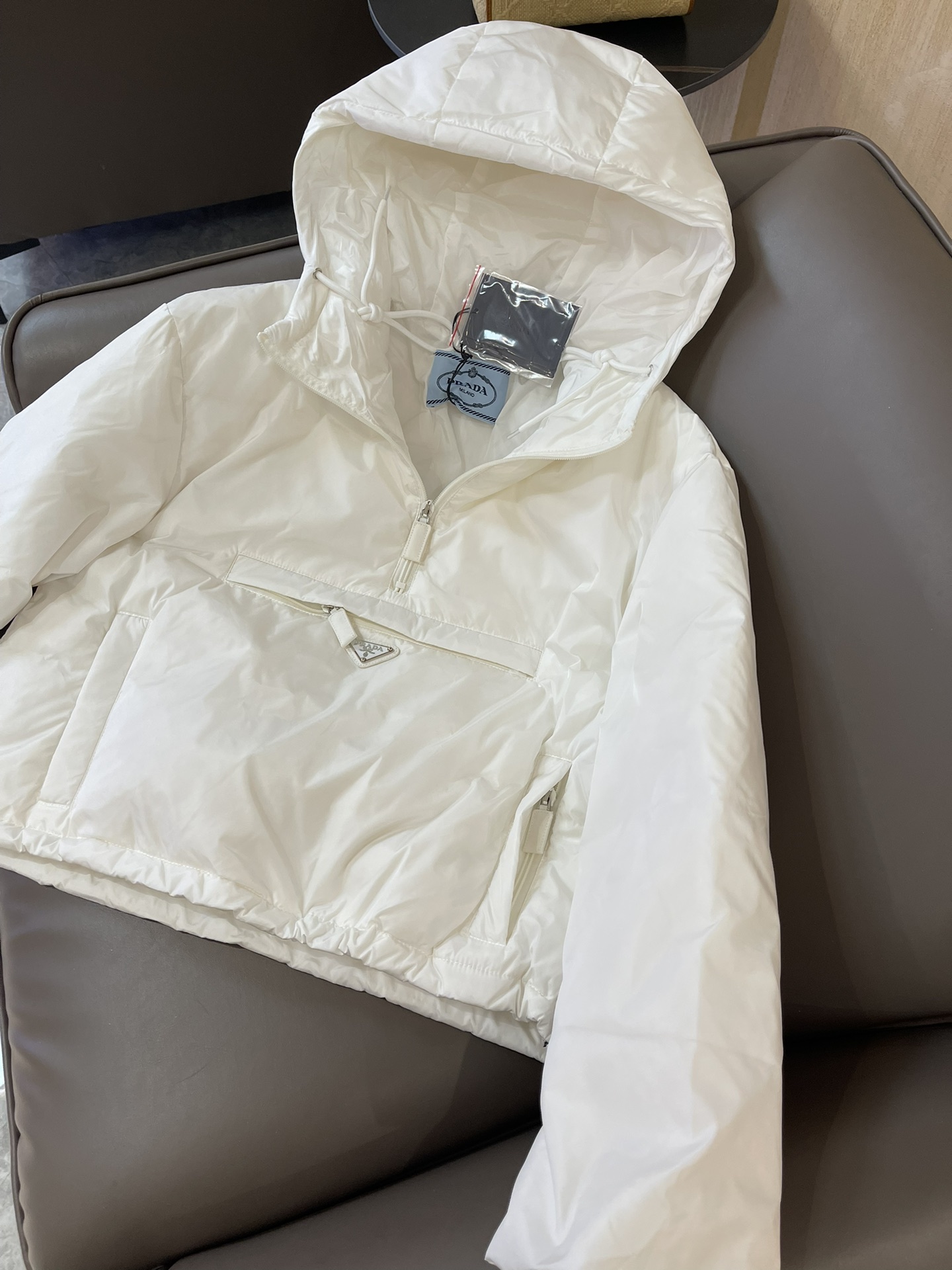 T9912#羽绒服特价‼️
Prada 三角标 套头款 90%白鹅绒 短款羽绒服 白色 SML
