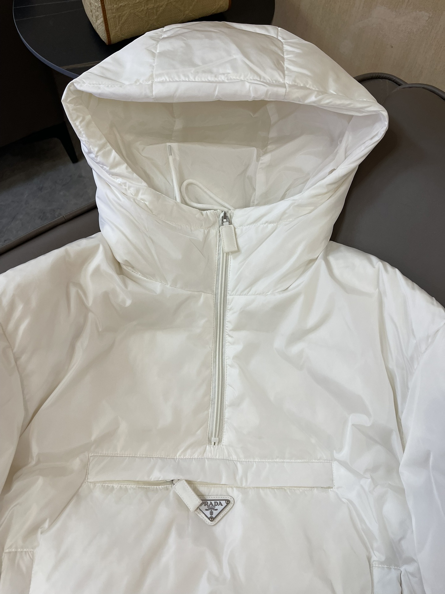 T9912#羽绒服特价‼️
Prada 三角标 套头款 90%白鹅绒 短款羽绒服 白色 SML