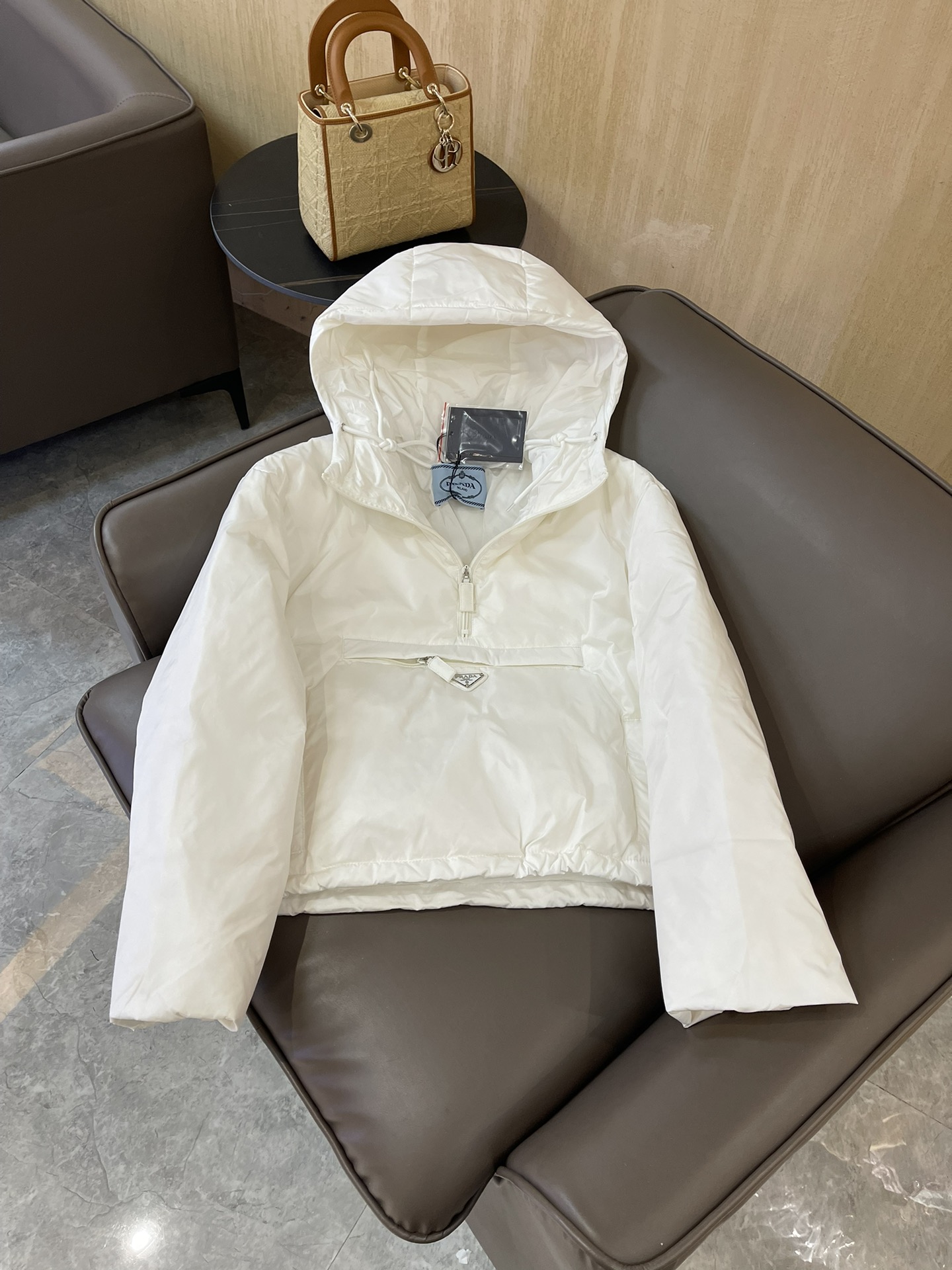 T9912#羽绒服特价‼️
Prada 三角标 套头款 90%白鹅绒 短款羽绒服 白色 SML
