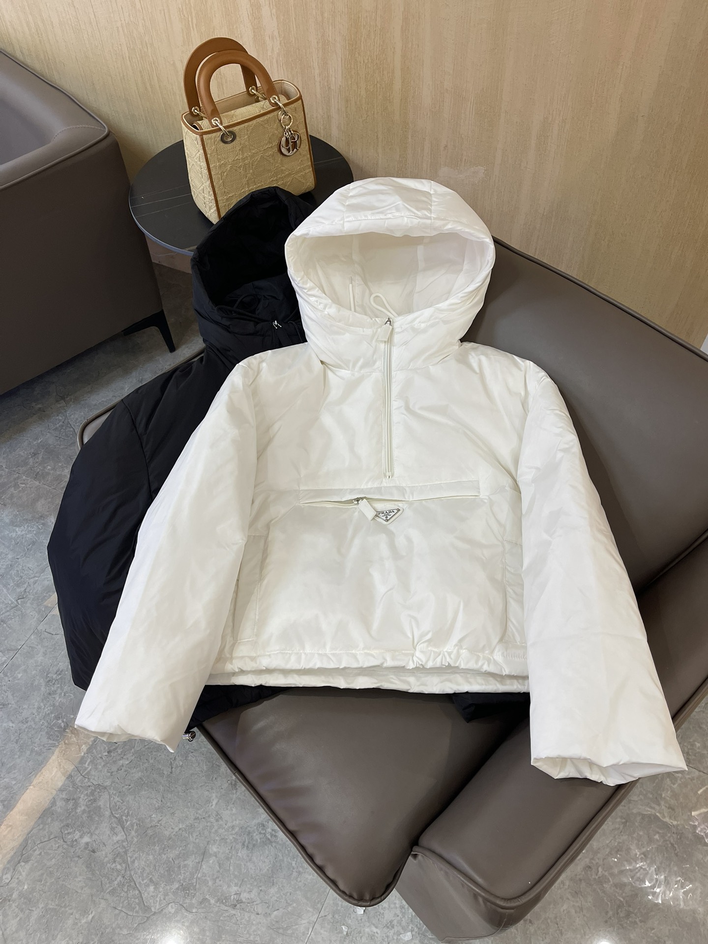 T9912#羽绒服特价‼️
Prada 三角标 套头款 90%白鹅绒 短款羽绒服 白色 SML