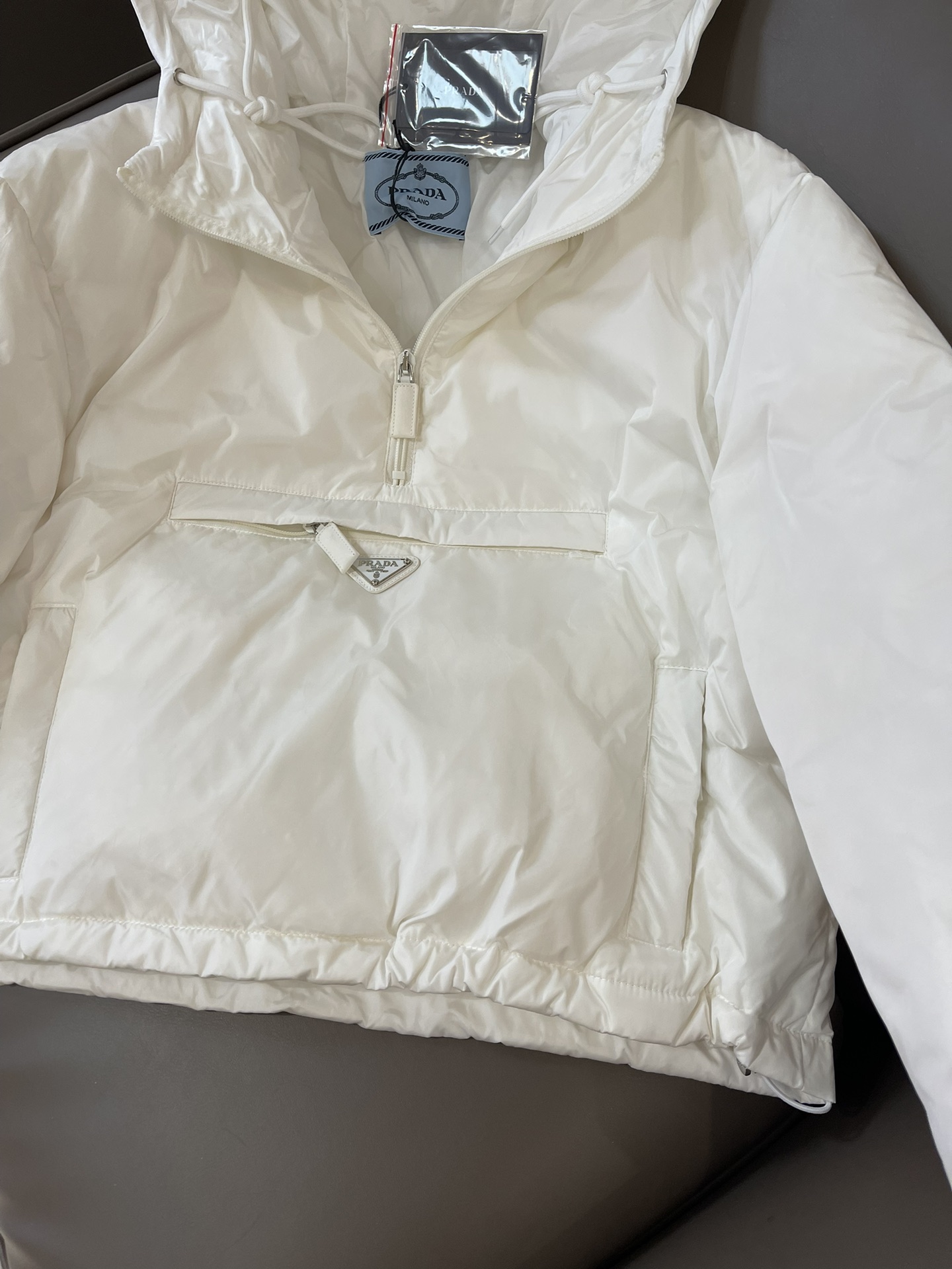 T9912#羽绒服特价‼️
Prada 三角标 套头款 90%白鹅绒 短款羽绒服 白色 SML