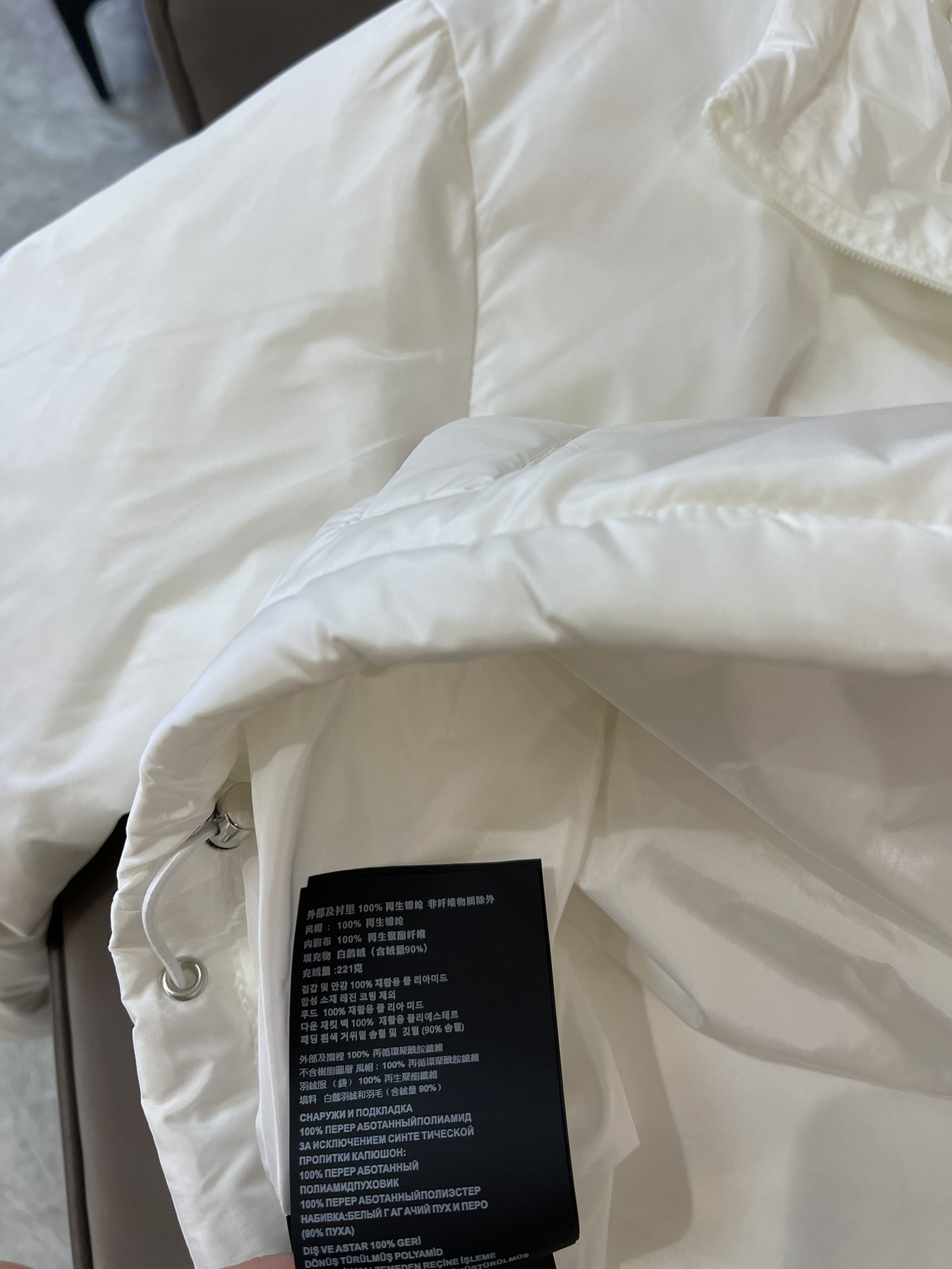 T9912#羽绒服特价‼️
Prada 三角标 套头款 90%白鹅绒 短款羽绒服 白色 SML