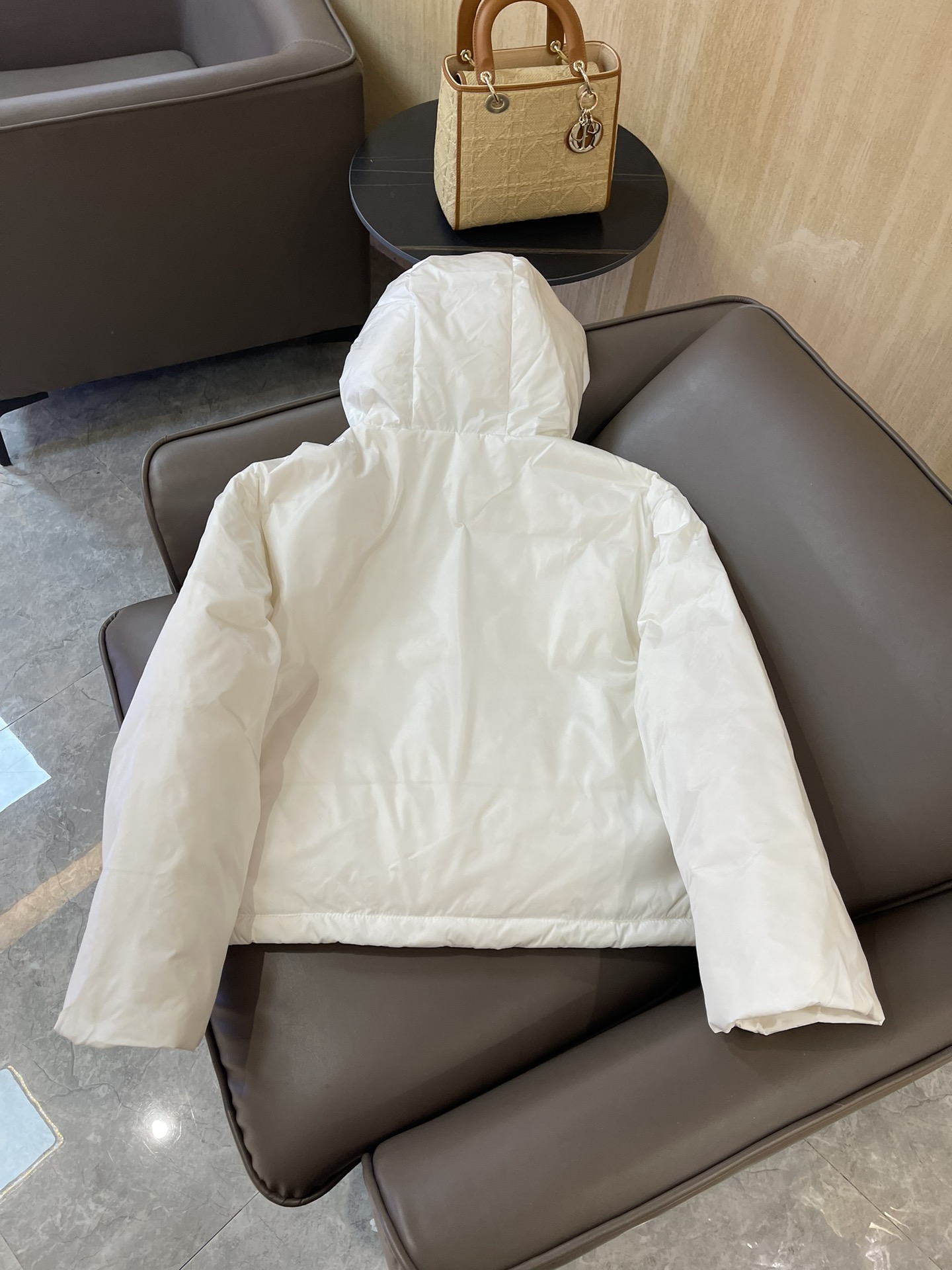 T9912#羽绒服特价‼️
Prada 三角标 套头款 90%白鹅绒 短款羽绒服 白色 SML