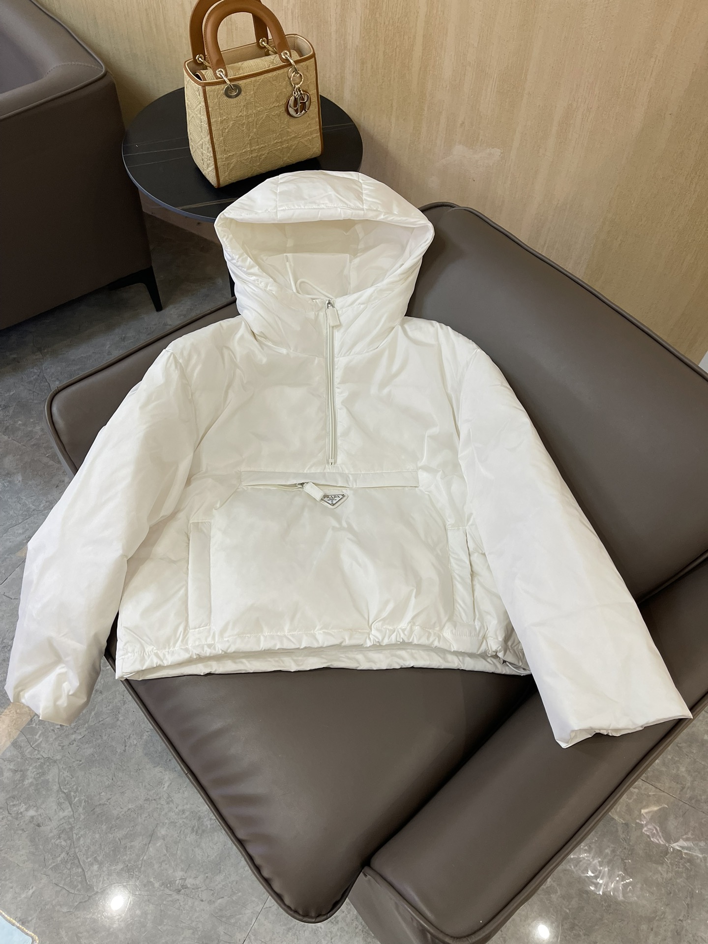 T9912#羽绒服特价‼️
Prada 三角标 套头款 90%白鹅绒 短款羽绒服 白色 SML