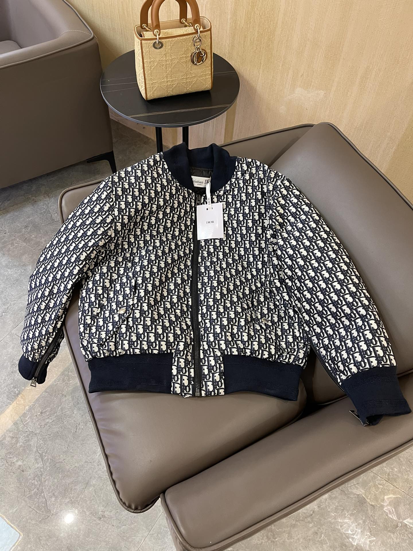 T9902#羽绒服特价‼️SM 
Dior 老花字母logo 提花 夹克 90% 羽绒 羽绒服 SM