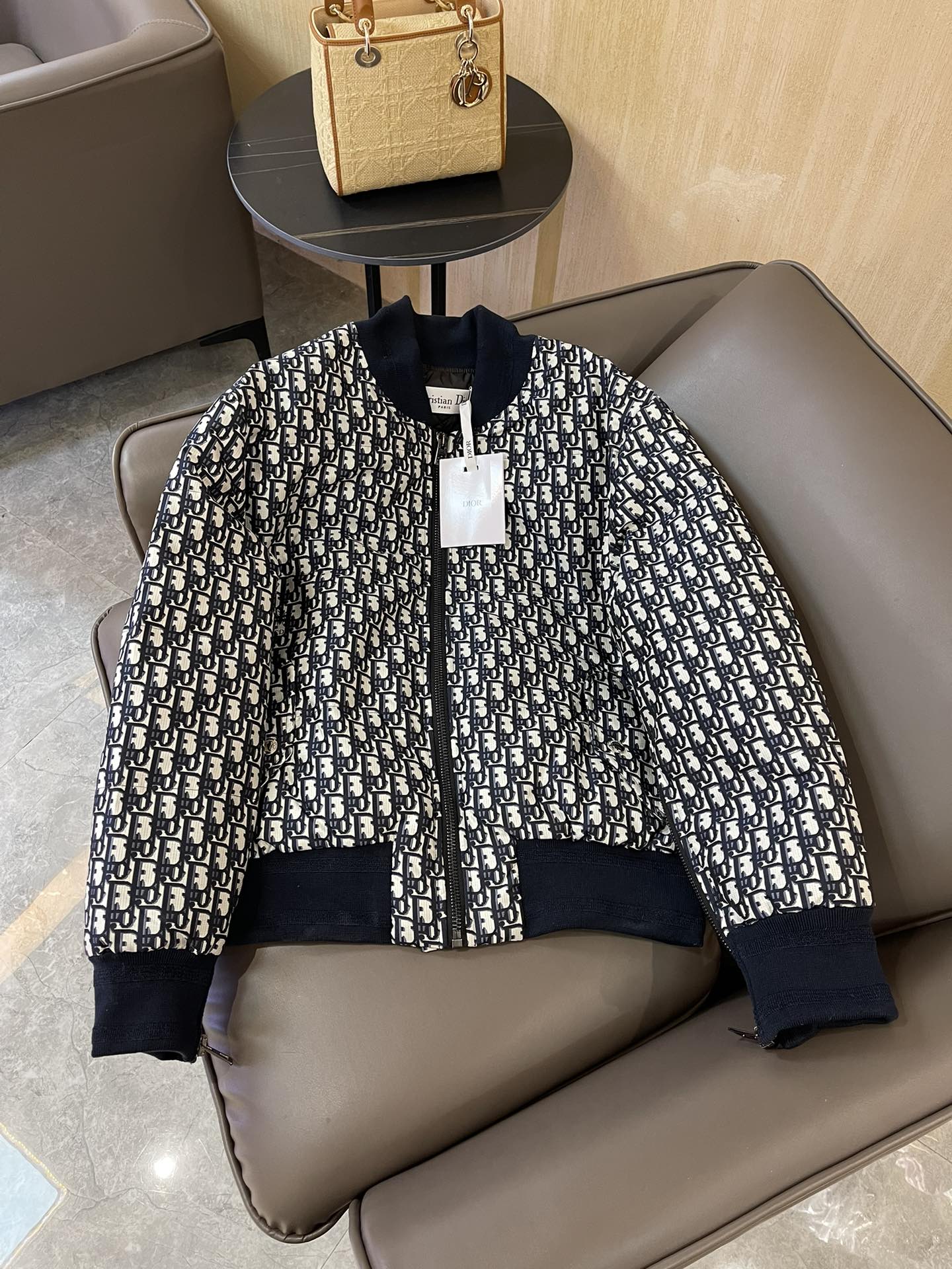 T9902#羽绒服特价‼️SM 
Dior 老花字母logo 提花 夹克 90% 羽绒 羽绒服 SM
