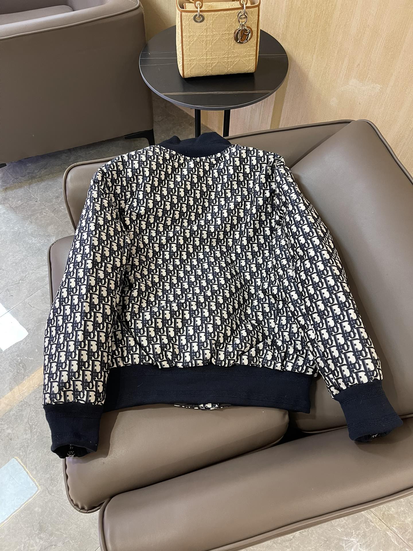 T9902#羽绒服特价‼️SM 
Dior 老花字母logo 提花 夹克 90% 羽绒 羽绒服 SM