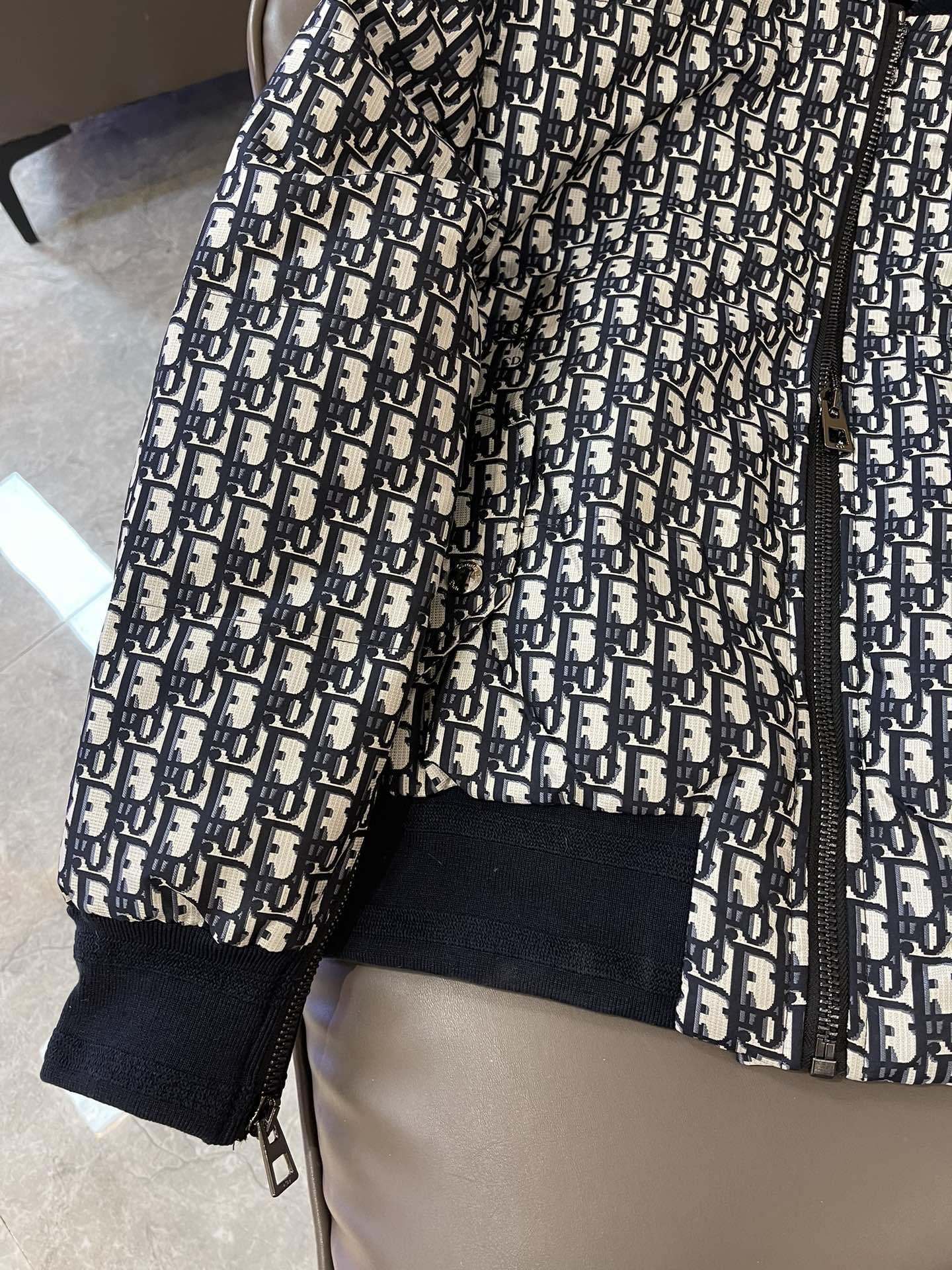 T9902#羽绒服特价‼️SM 
Dior 老花字母logo 提花 夹克 90% 羽绒 羽绒服 SM