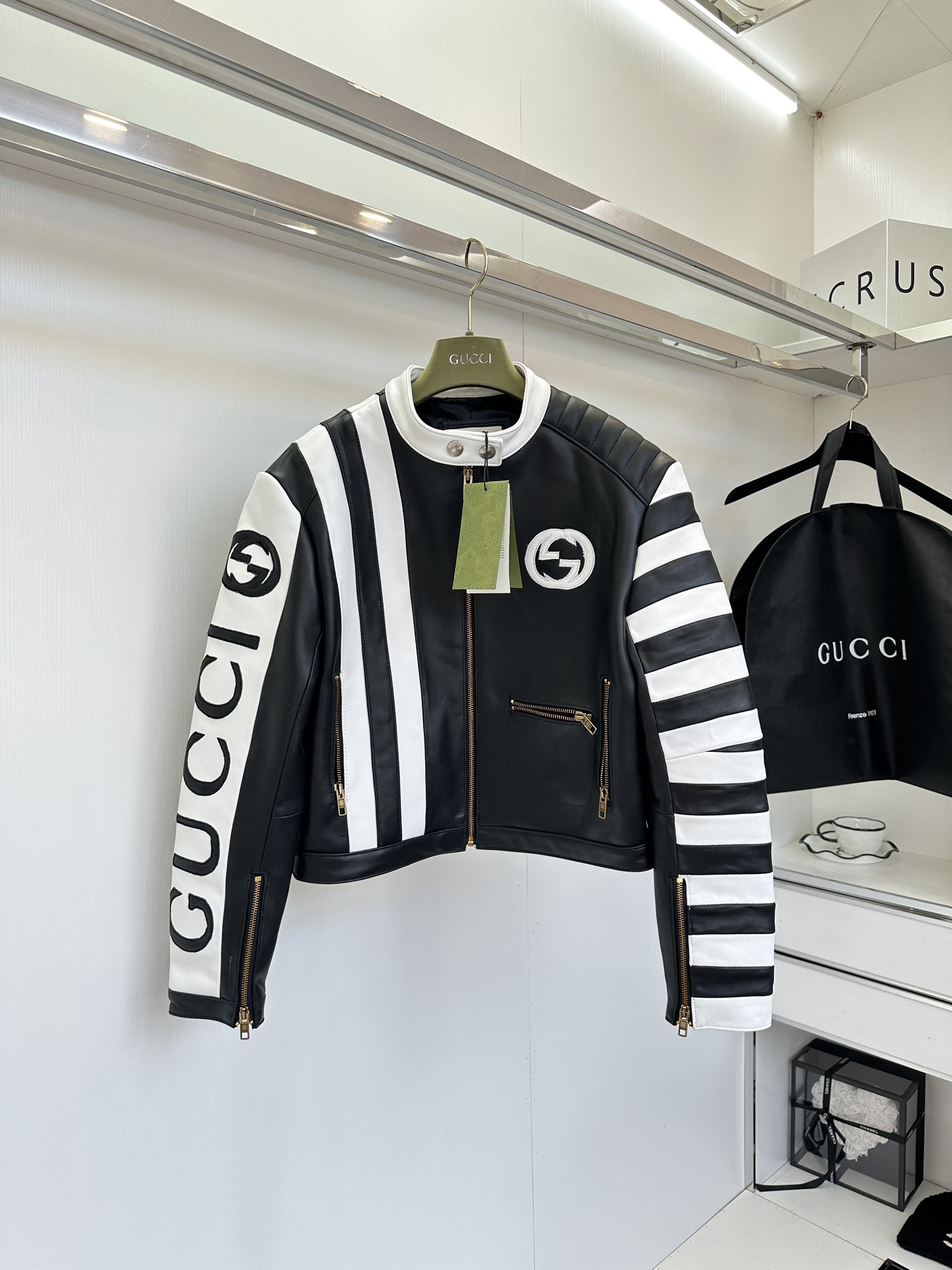 NO:891787,━━━━ ●G*CCI ● ━━━━ Blow up this Gucci motorcycle leather jacket. The imported sheepskin leather is excellent, smooth and soft. The heat storage function is also top-notch. The color is classic black and white contrasting. The irregular stripes are unique and outstanding. You can feel cool through the screen. Color: black size: s m l xl, Gucci-clothing, gucci, jackets & coats, sheepskin,19860909━━━━ ●G*CCI ● ━━━━  吹爆这款古驰机车皮夹克 进口绵羊皮皮质极好 光滑又柔软 蓄热功能也是顶流的 配色以经典黑白撞色 搭配不规则条纹个性又出众 隔着屏幕都能感受酷 Color: 黑色  size: s m l xl,古驰-服装,gucci,jackets & coats,sheepskin,,Women's clothing