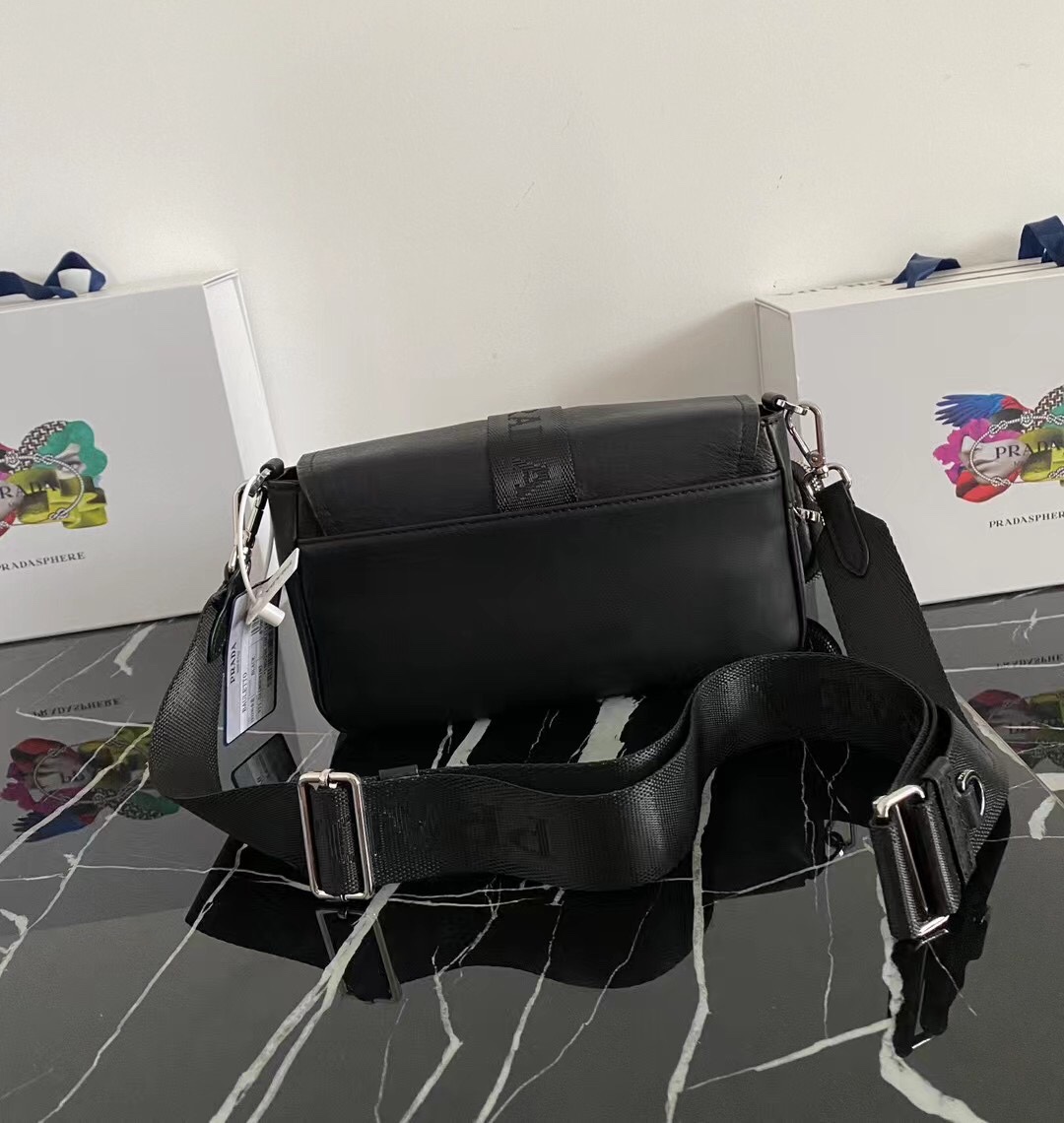 PRADA 小牛皮 ショルダー リュクス テックディテール 再生ナイロン