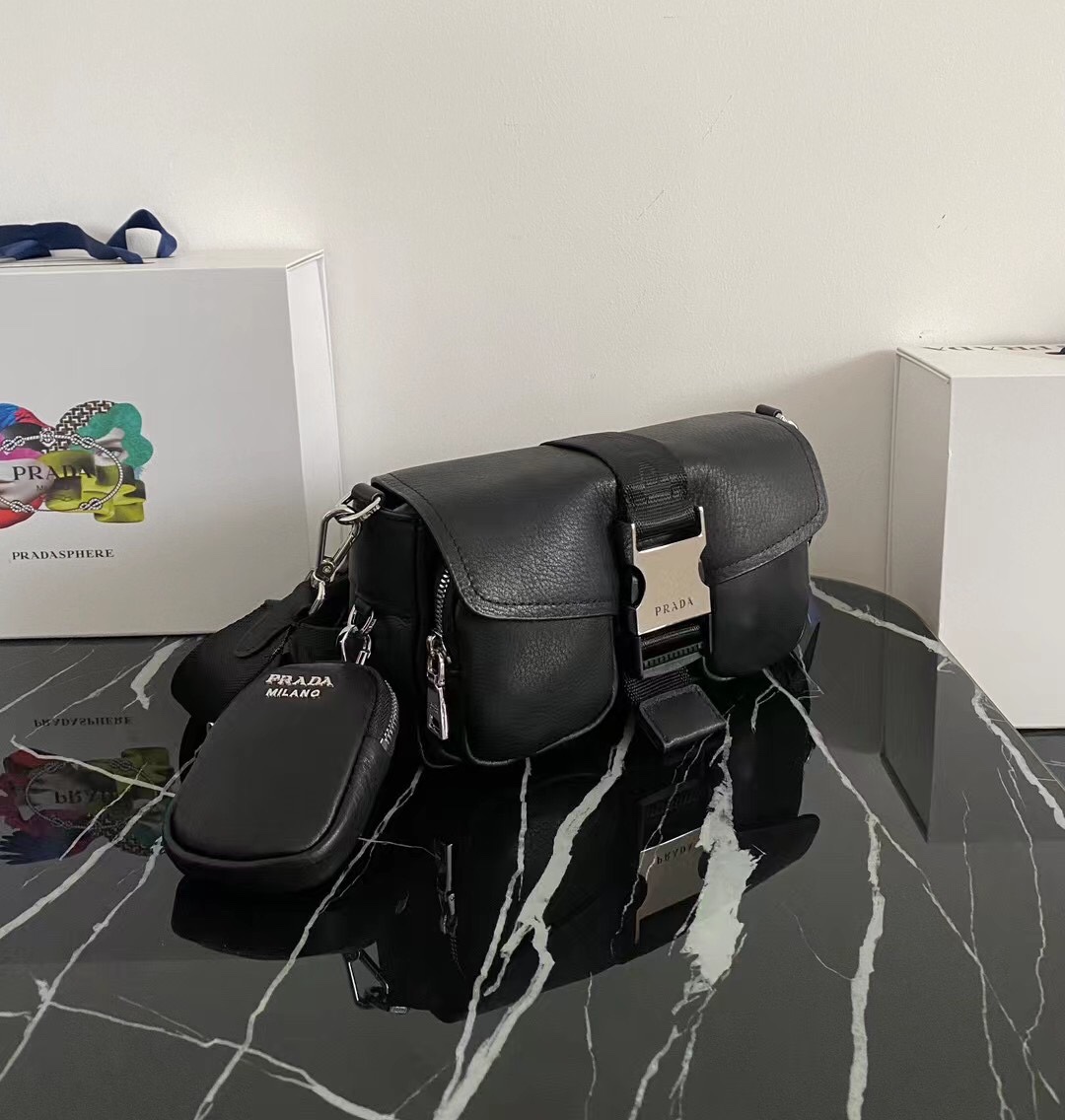 PRADA 小牛皮 ショルダー リュクス テックディテール 再生ナイロン