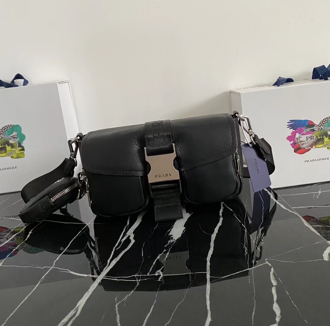 PRADA 小牛皮 ショルダー リュクス テックディテール 再生ナイロン