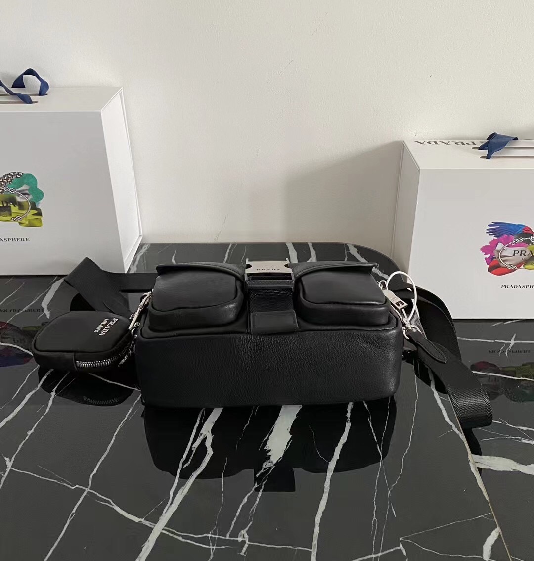 PRADA 小牛皮 ショルダー リュクス テックディテール 再生ナイロン