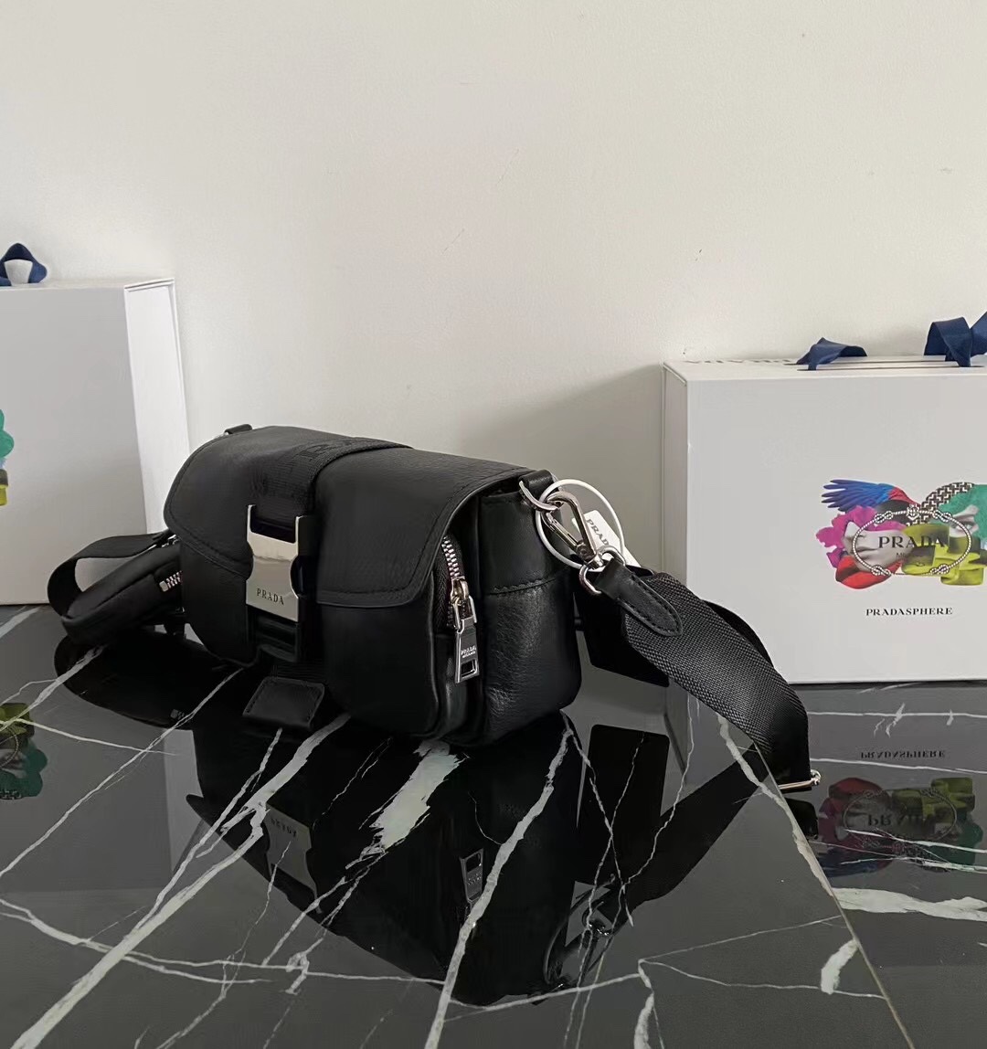 PRADA 小牛皮 ショルダー リュクス テックディテール 再生ナイロン