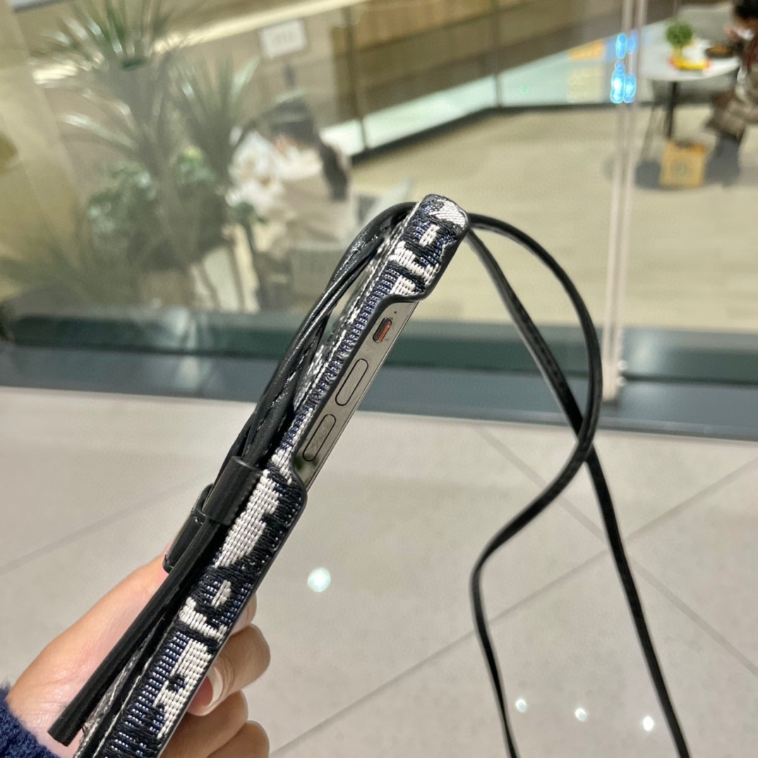 迪奥蒙田系列斜挎卡包手机壳斜挎肩带可以调节型号iPhone136.1iPhone13Pro6.1iPho