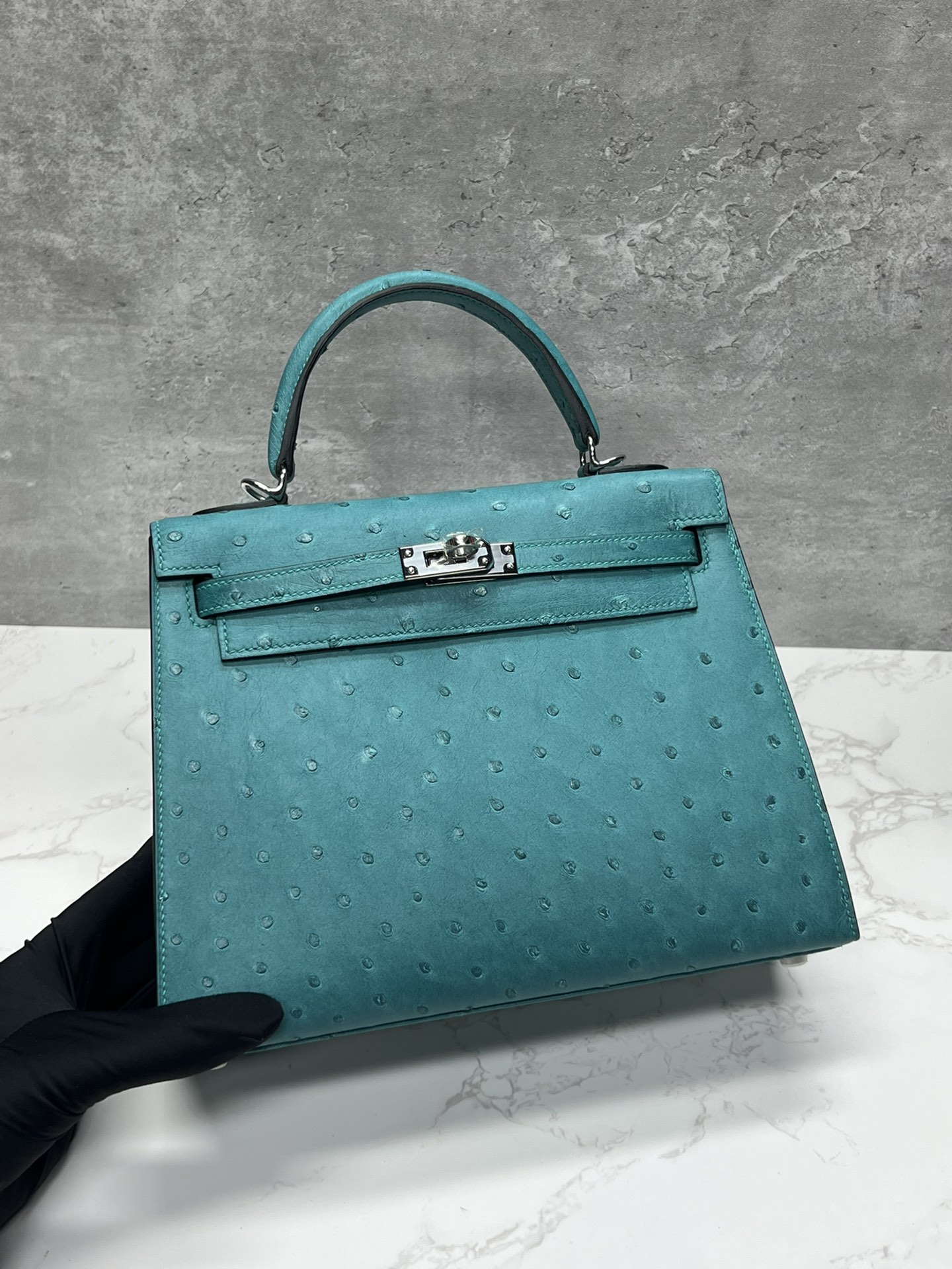 Kelly 25, azul pavo real. Piel de avestruz