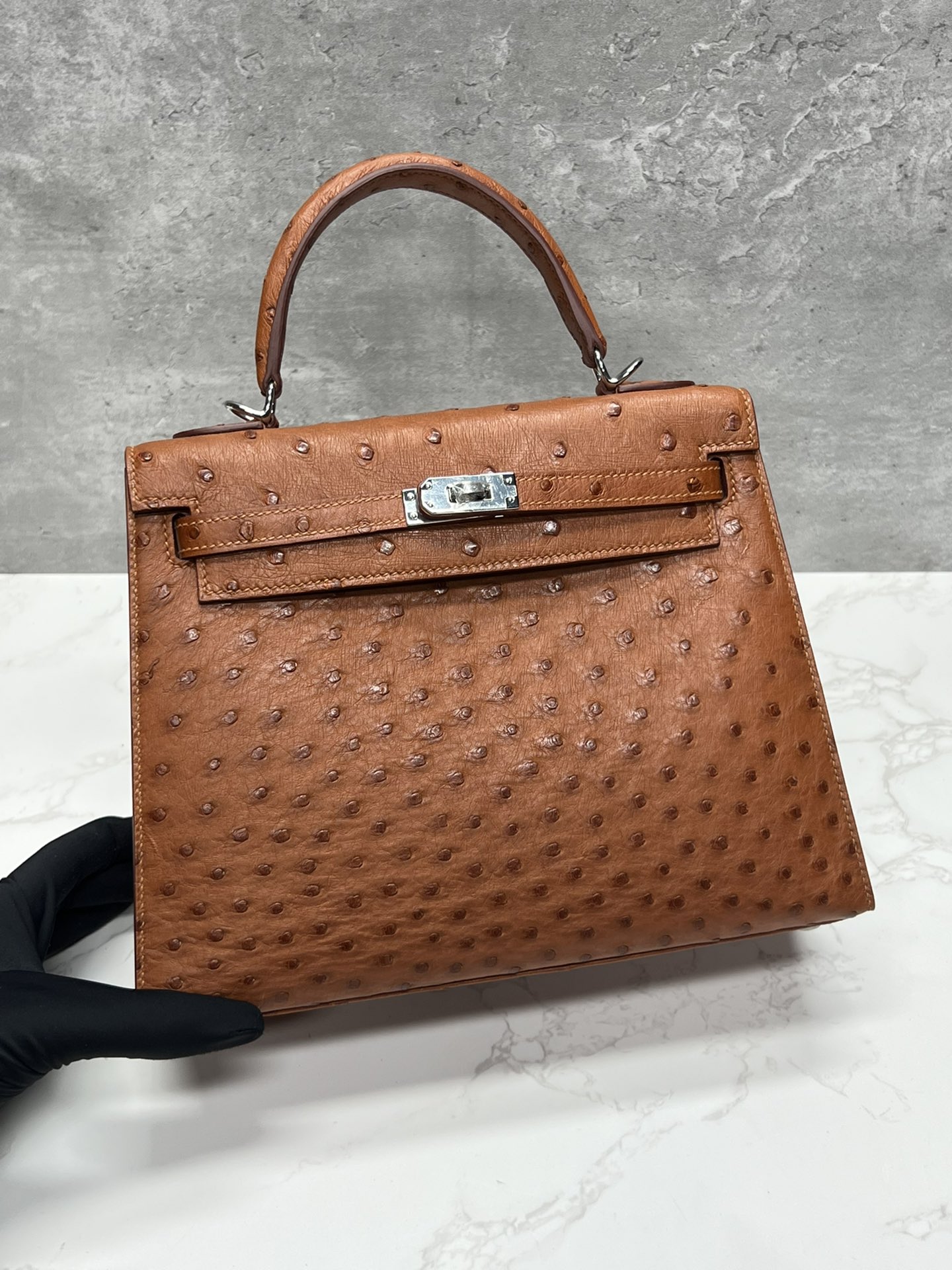 Kelly 25, marrón dorado. Piel de avestruz