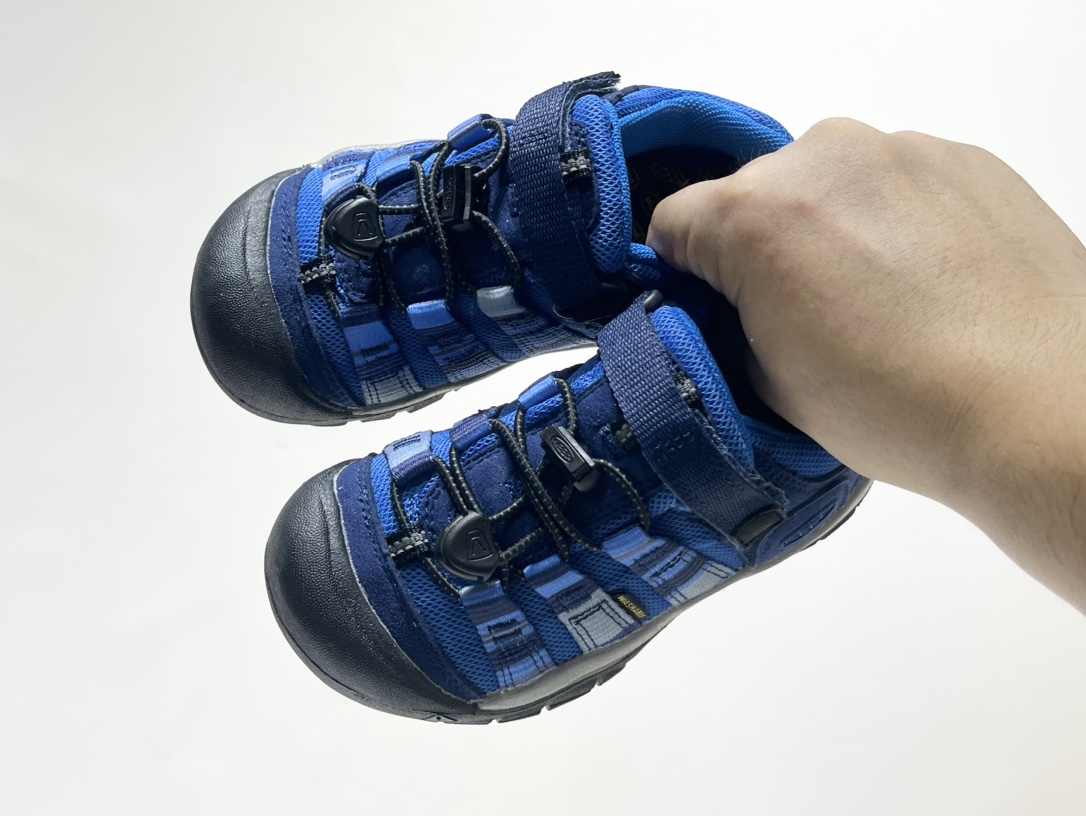 专G版KEEN潮牌户外帆布新款男女童登山徒步运动鞋 尺码：26-37码 超爱的户外潮牌🆒 户外当道，徒步爬山旅行上学🎒必备✔️ 帆布材质，舒适耐穿☁️ 魔术贴➕松紧带设计，穿脱方便✌🏻 橡胶耐磨大底，抓地力超强👍🏻 配色超级出彩🌈推荐get🛒-选品中心