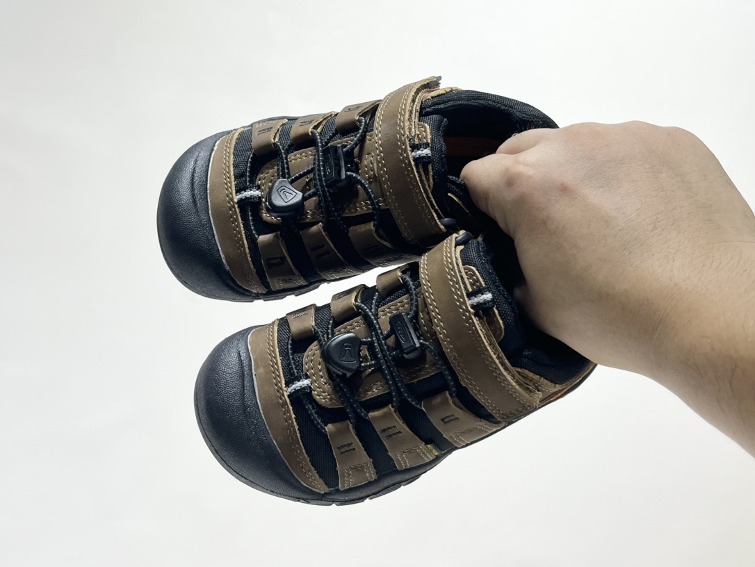 专G版KEEN潮牌户外帆布新款男女童登山徒步运动鞋 尺码：26-37码 超爱的户外潮牌🆒 户外当道，徒步爬山旅行上学🎒必备✔️ 帆布材质，舒适耐穿☁️ 魔术贴➕松紧带设计，穿脱方便✌🏻 橡胶耐磨大底，抓地力超强👍🏻 配色超级出彩🌈推荐get🛒-选品中心