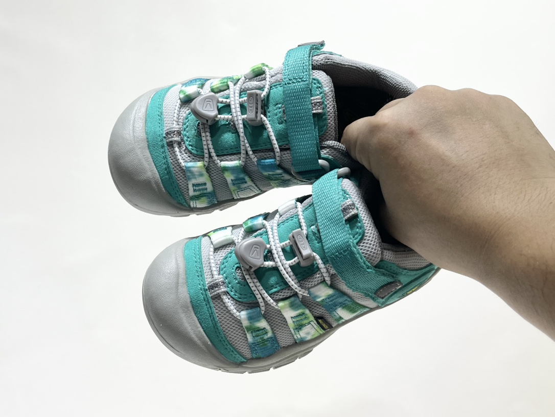 专G版KEEN潮牌户外帆布新款男女童登山徒步运动鞋 尺码：26-37码 超爱的户外潮牌🆒 户外当道，徒步爬山旅行上学🎒必备✔️ 帆布材质，舒适耐穿☁️ 魔术贴➕松紧带设计，穿脱方便✌🏻 橡胶耐磨大底，抓地力超强👍🏻 配色超级出彩🌈推荐get🛒-选品中心