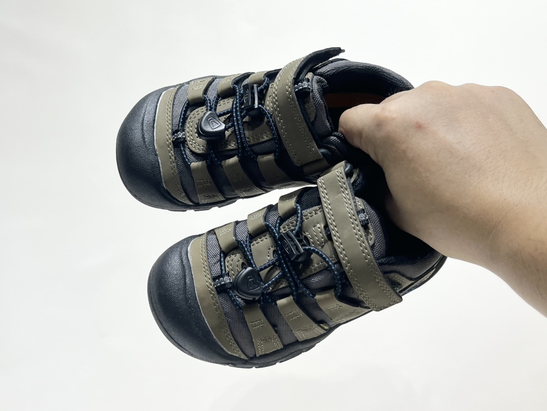 专G版KEEN潮牌户外帆布新款男女童登山徒步运动鞋 尺码：26-37码 超爱的户外潮牌🆒 户外当道，徒步爬山旅行上学🎒必备✔️ 帆布材质，舒适耐穿☁️ 魔术贴➕松紧带设计，穿脱方便✌🏻 橡胶耐磨大底，抓地力超强👍🏻 配色超级出彩🌈推荐get🛒-选品中心