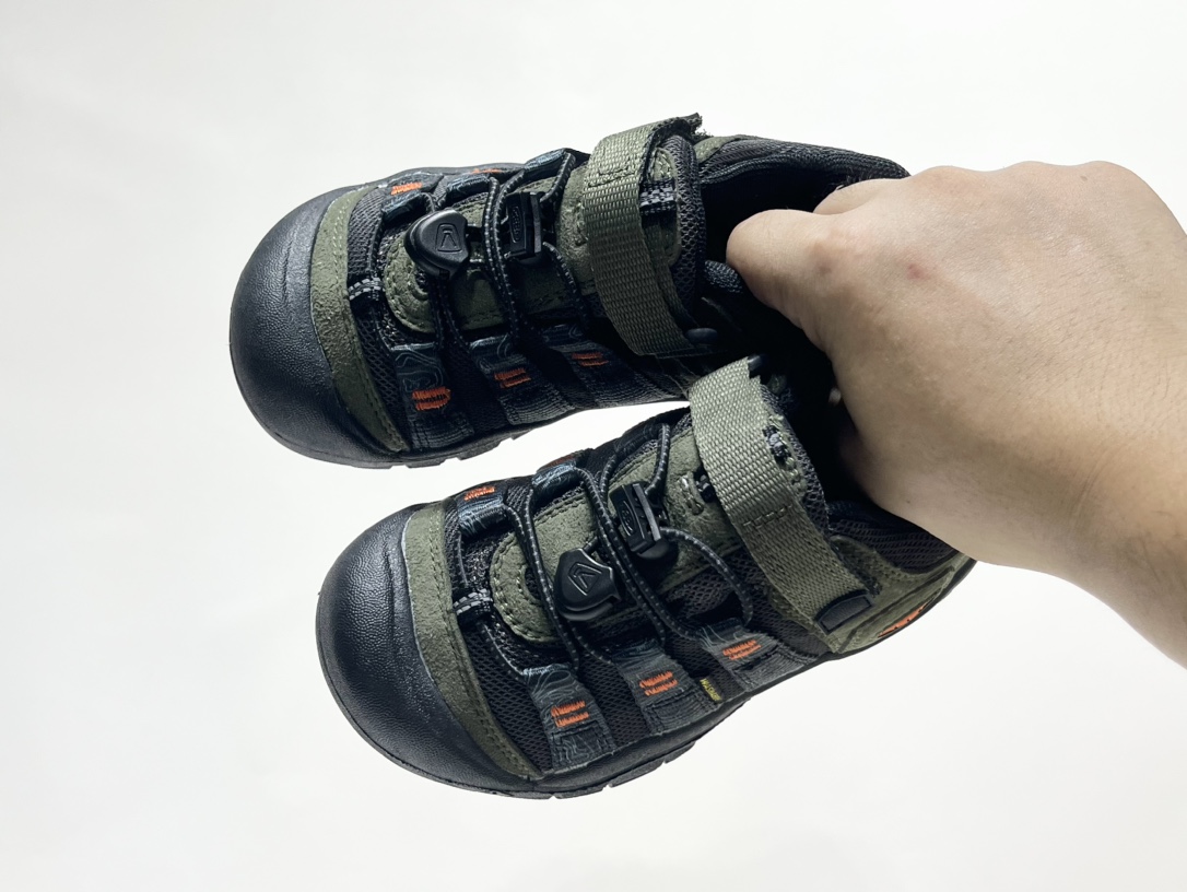 专G版KEEN潮牌户外帆布新款男女童登山徒步运动鞋 尺码：26-37码 超爱的户外潮牌🆒 户外当道，徒步爬山旅行上学🎒必备✔️ 帆布材质，舒适耐穿☁️ 魔术贴➕松紧带设计，穿脱方便✌🏻 橡胶耐磨大底，抓地力超强👍🏻 配色超级出彩🌈推荐get🛒-选品中心