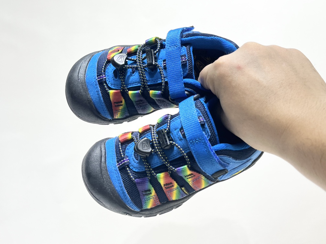 专G版KEEN潮牌户外帆布新款男女童登山徒步运动鞋 尺码：26-37码 超爱的户外潮牌🆒 户外当道，徒步爬山旅行上学🎒必备✔️ 帆布材质，舒适耐穿☁️ 魔术贴➕松紧带设计，穿脱方便✌🏻 橡胶耐磨大底，抓地力超强👍🏻 配色超级出彩🌈推荐get🛒-选品中心