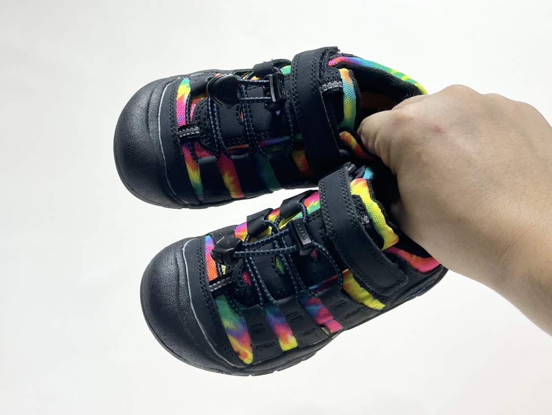 专G版KEEN潮牌户外帆布新款男女童登山徒步运动鞋 尺码:26-37码 超爱的户外潮牌🆒 户外当道,徒步爬山旅行上学🎒必备✔️ 帆布材质,舒适耐穿☁️ 魔术贴➕松紧带设计,穿脱方便✌🏻 橡胶耐磨大底,抓地力超强👍🏻 配色超级出彩🌈推荐get🛒-选品中心