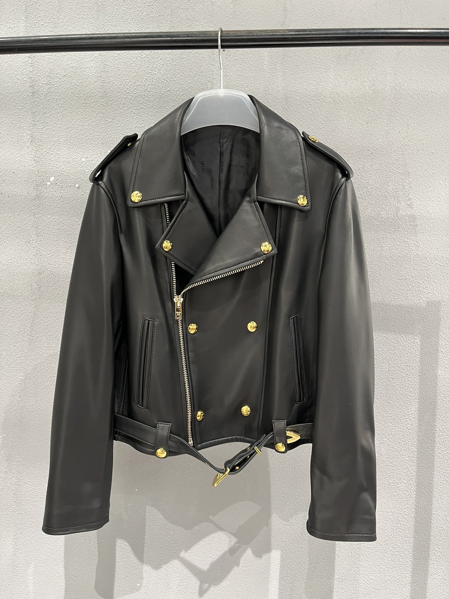 NO:742664,Celine sheepskin motorcycle, the same model as the star, loose version. Original Celine hardware and lining, very high-end, Celine-clothing, celine, celine, sheepskin,19860909Celine羊皮机车,明星同款,宽松版型.原版Celine五金和里布,非常高档,赛琳-服装,celine,celine,sheepskin,,Women's clothing