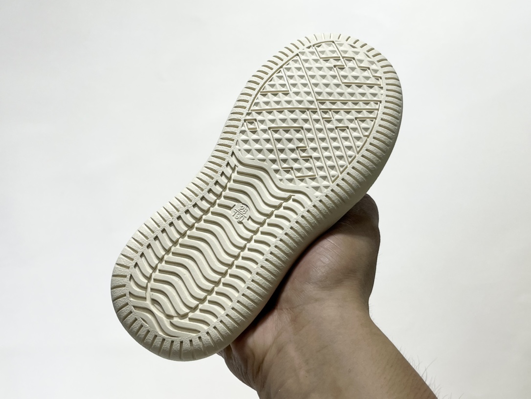 图片[5]-开春福利 檀健次同款新款开口笑魔术贴儿童帆布鞋 尺码：26-35码 檀健次同款开口笑，简约百搭款式🆒 魔术贴设计，穿脱方便✔️ 耐磨防滑大底，脚感超赞👍🏻-选品中心