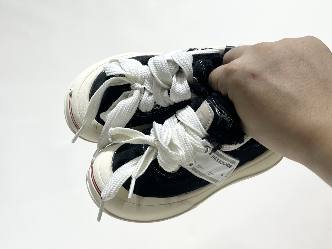 开春福利 檀健次同款新款开口笑魔术贴儿童帆布鞋 尺码：26-35码 檀健次同款开口笑，简约百搭款式🆒 魔术贴设计，穿脱方便✔️ 耐磨防滑大底，脚感超赞👍🏻-选品中心