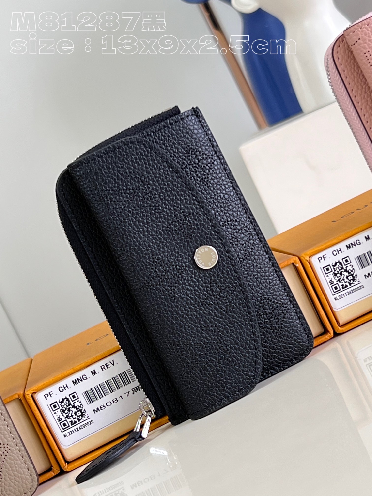 NO:400555,【Exclusive real photo M81287 black】Recto Verso card clip is made of Monogram soft floral perforated leather, with L-shaped wide zipper opening coin compartment, and also a central pocket that can store folding banknotes, envelope-type front pocket and card mezzanine, and can also be fixed to a handbag or belt with hook buckle. Size 13 x 9.5 x 2.5 cm (length x height x width) C.260, LV [original leather], louis vuitton, versace19860909【独家实拍 M81287黑】Recto Verso 卡夹取材 Monogram 打孔通花的柔软镂花穿孔皮革制成,以 L 形宽拉链开启硬币隔层,另设可收纳折叠钞票的中央口袋、信封式前袋和卡片夹层,亦可利用钩扣固定于手袋或腰带.尺寸13 x 9.5 x 2.5厘米(长度 x 高 x 宽) C.260,LV【原厂皮】,louis vuitton,versace,Bag