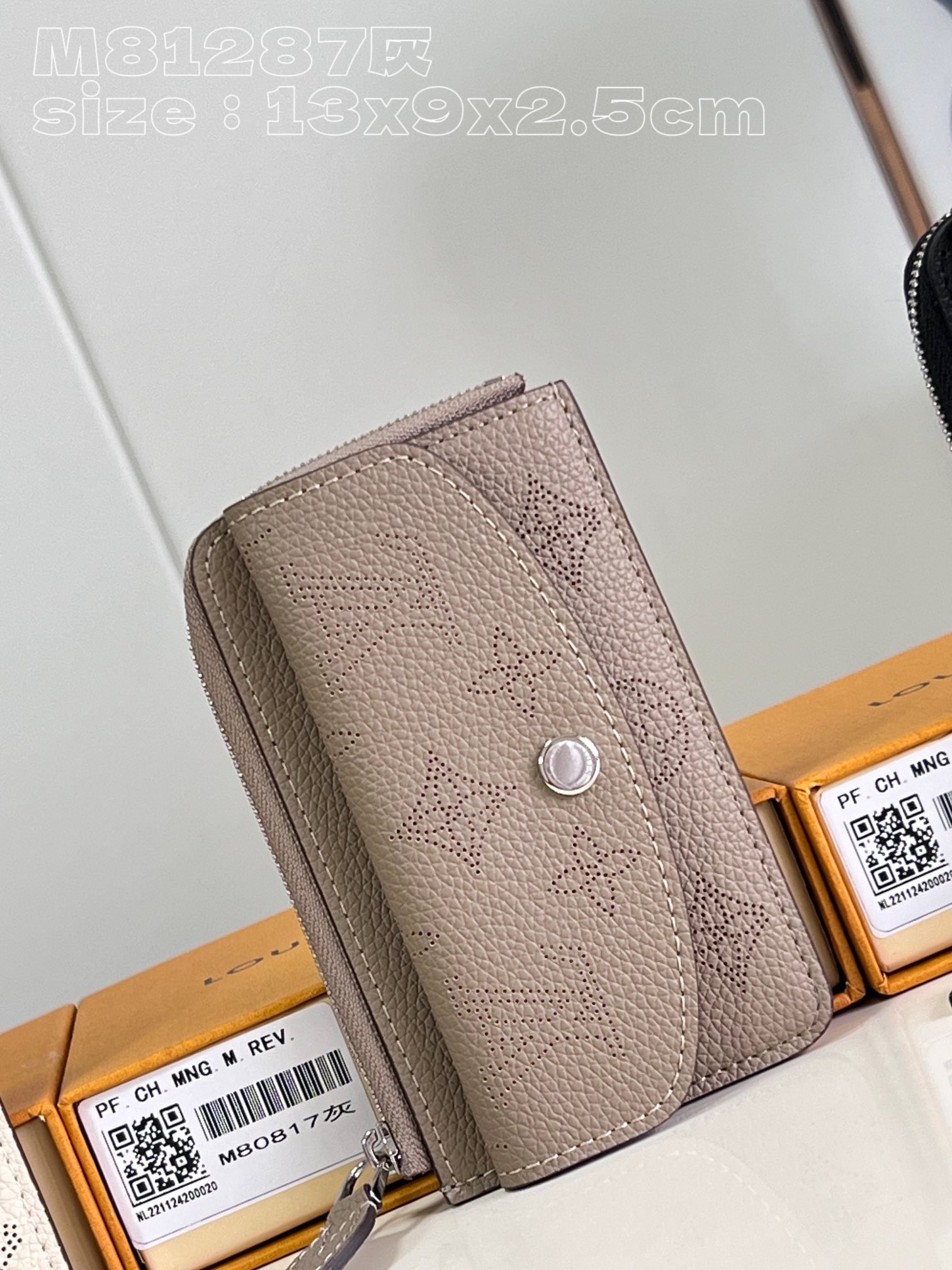 NO:400558,【Exclusive real photo M81287 gray】Recto Verso card clip is made of Monogram soft floral perforated leather, with L-shaped wide zipper opening coin compartment, and also a central pocket that can store folding banknotes, envelope-type front pocket and card mezzanine, and can also be fixed to a handbag or belt with hook buckle. Size 13 x 9.5 x 2.5 cm (length x height x width) C.260, LV [original leather], louis vuitton, versace19860909【独家实拍 M81287灰】Recto Verso 卡夹取材 Monogram 打孔通花的柔软镂花穿孔皮革制成,以 L 形宽拉链开启硬币隔层,另设可收纳折叠钞票的中央口袋、信封式前袋和卡片夹层,亦可利用钩扣固定于手袋或腰带.尺寸13 x 9.5 x 2.5厘米(长度 x 高 x 宽) C.260,LV【原厂皮】,louis vuitton,versace,Bag